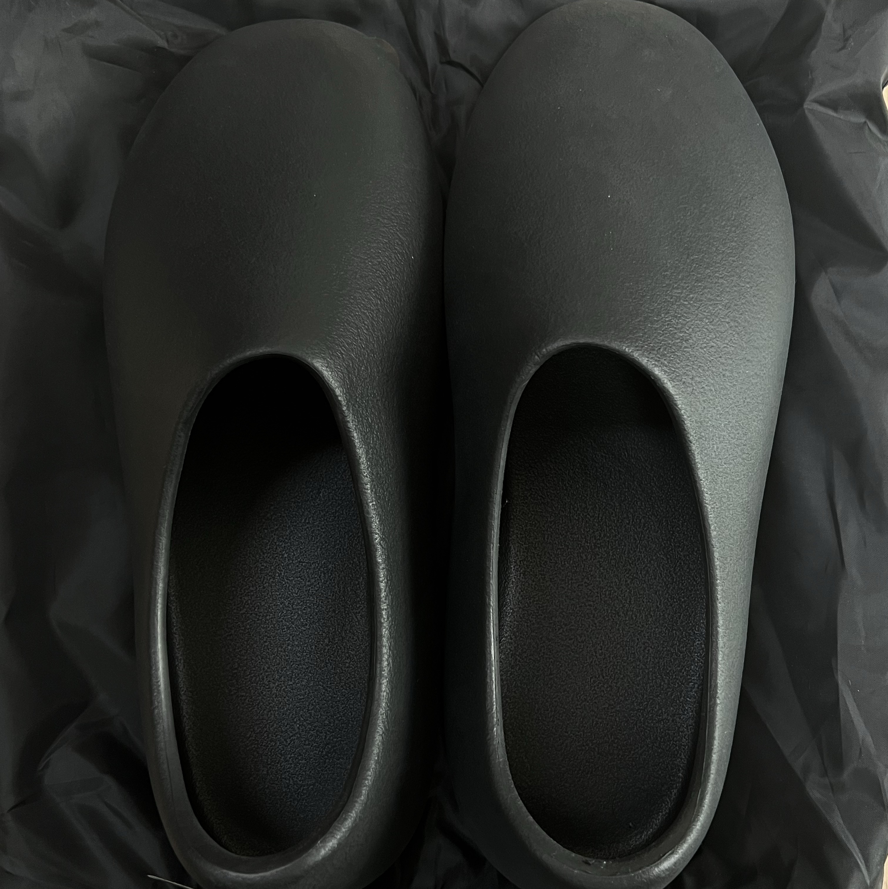 Yeezy SL-01 Black 착용 스타일 - 2
