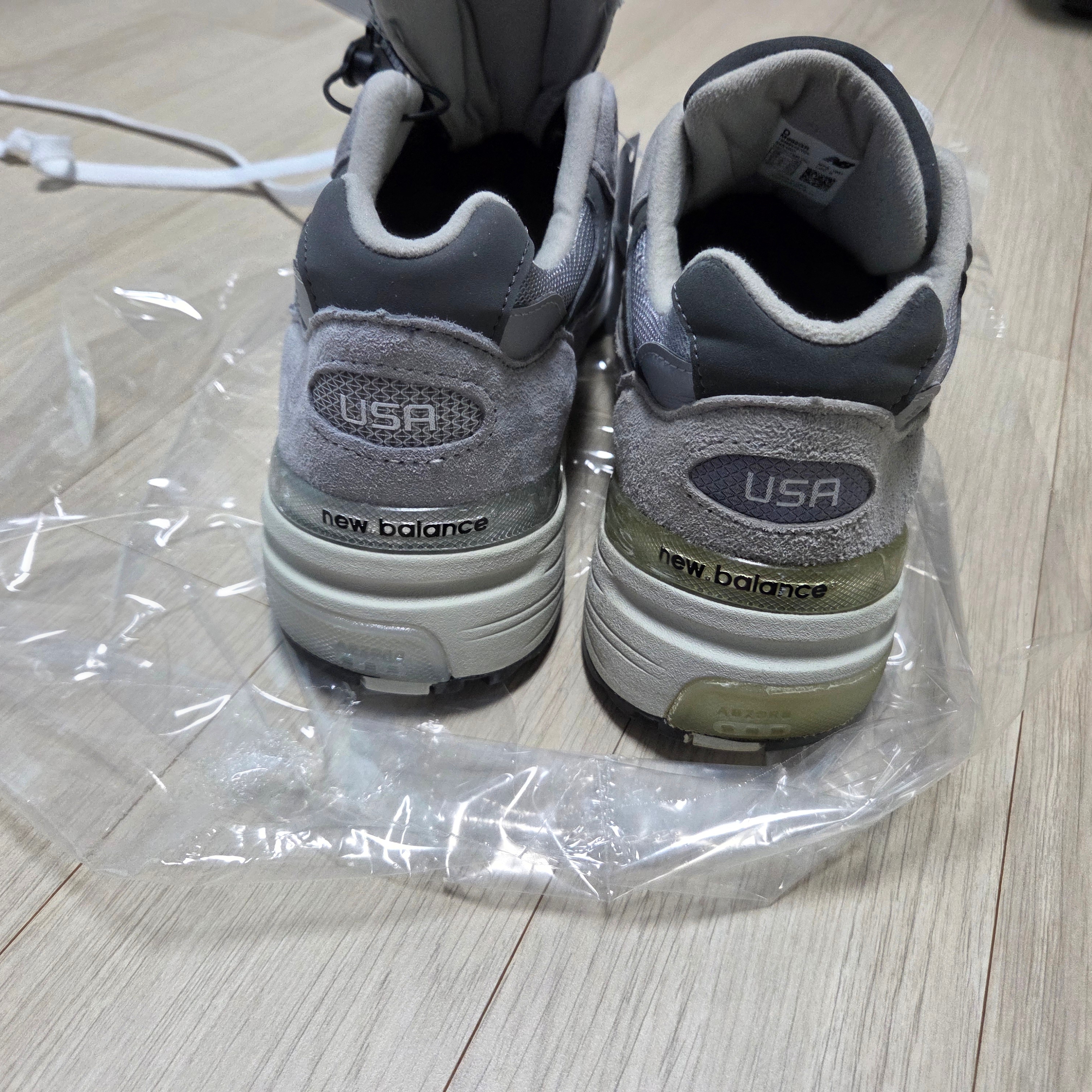 New Balance 992 Made in USA Core Grey Silver Metallic 착용 스타일 - 10