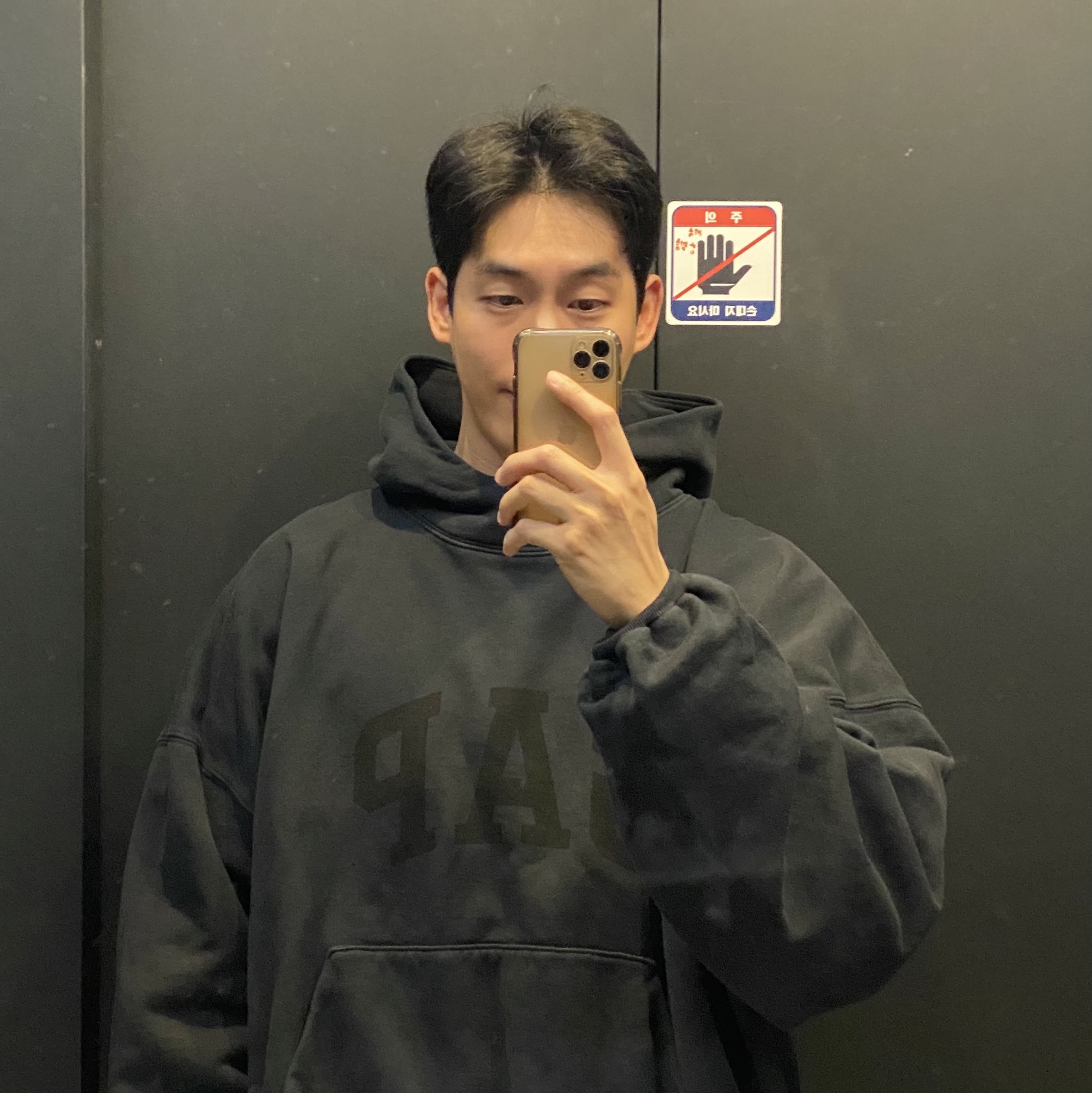 Yeezy Gap Engineered By Balenciaga Dove Hoodie Washed Black, Off-White Arrow Low Vulcanized Sneakers White Purple - 21SS 착용 스타일 - 1