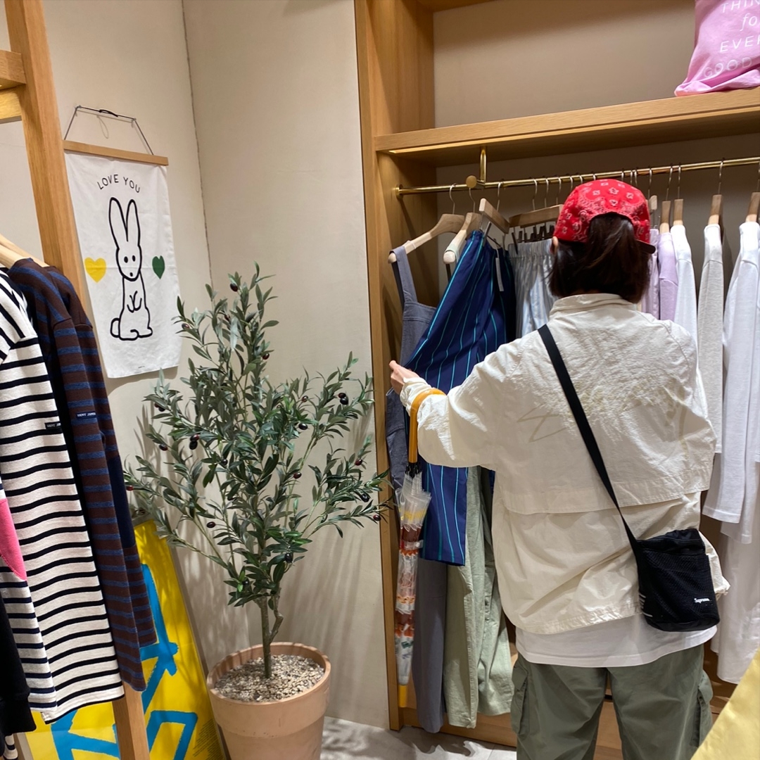 Stussy Warm Up Jacket Bone, Supreme Bandana Camp Cap Red - 21SS 착용 스타일 - 2