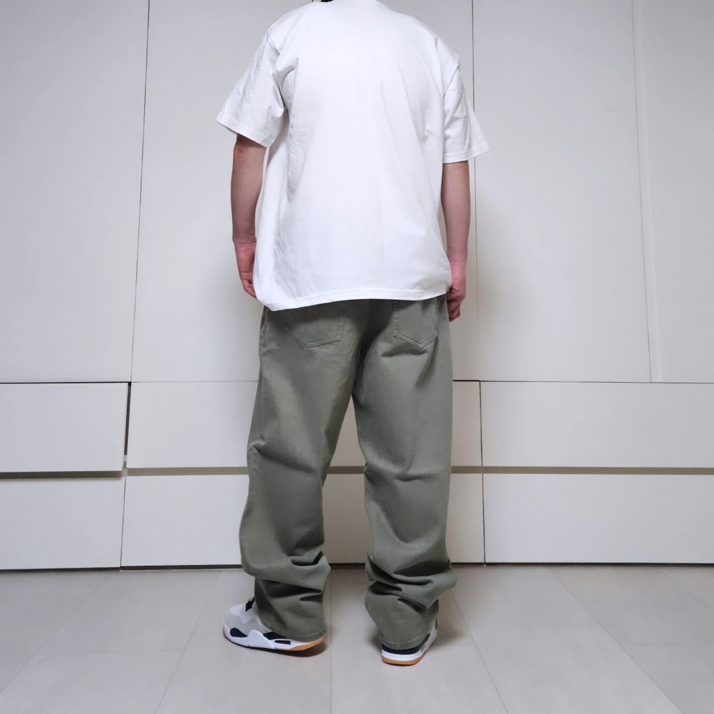 Supreme Announcing T-Shirt White - 25SS, Supreme Baggy Jean Olive - 25SS 착용 스타일 - 3