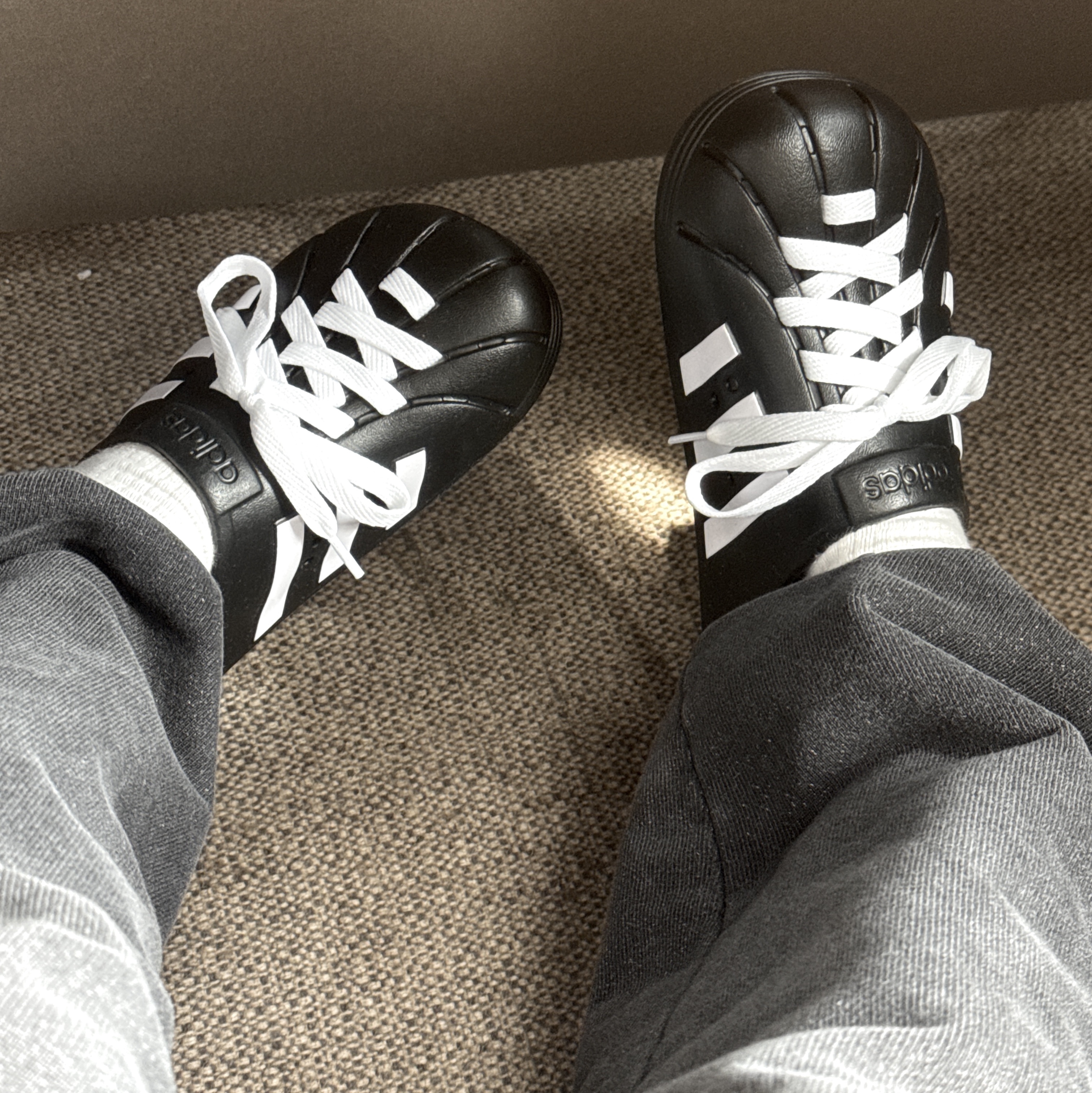 Adidas Adilette Clog Black White 착용 스타일