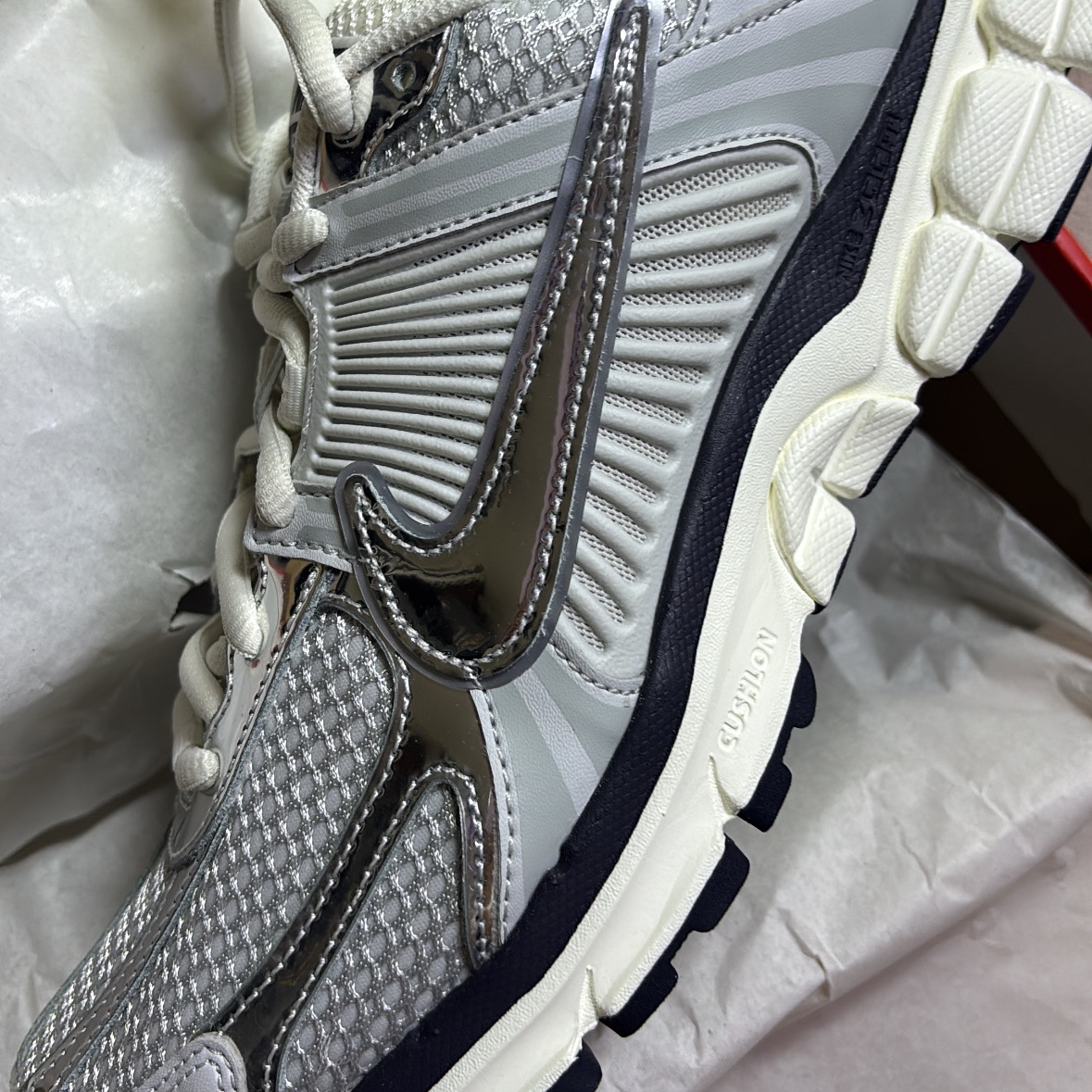 (W) Nike Zoom Vomero 5 Photon Dust and Metallic Silver 착용 스타일 - 2
