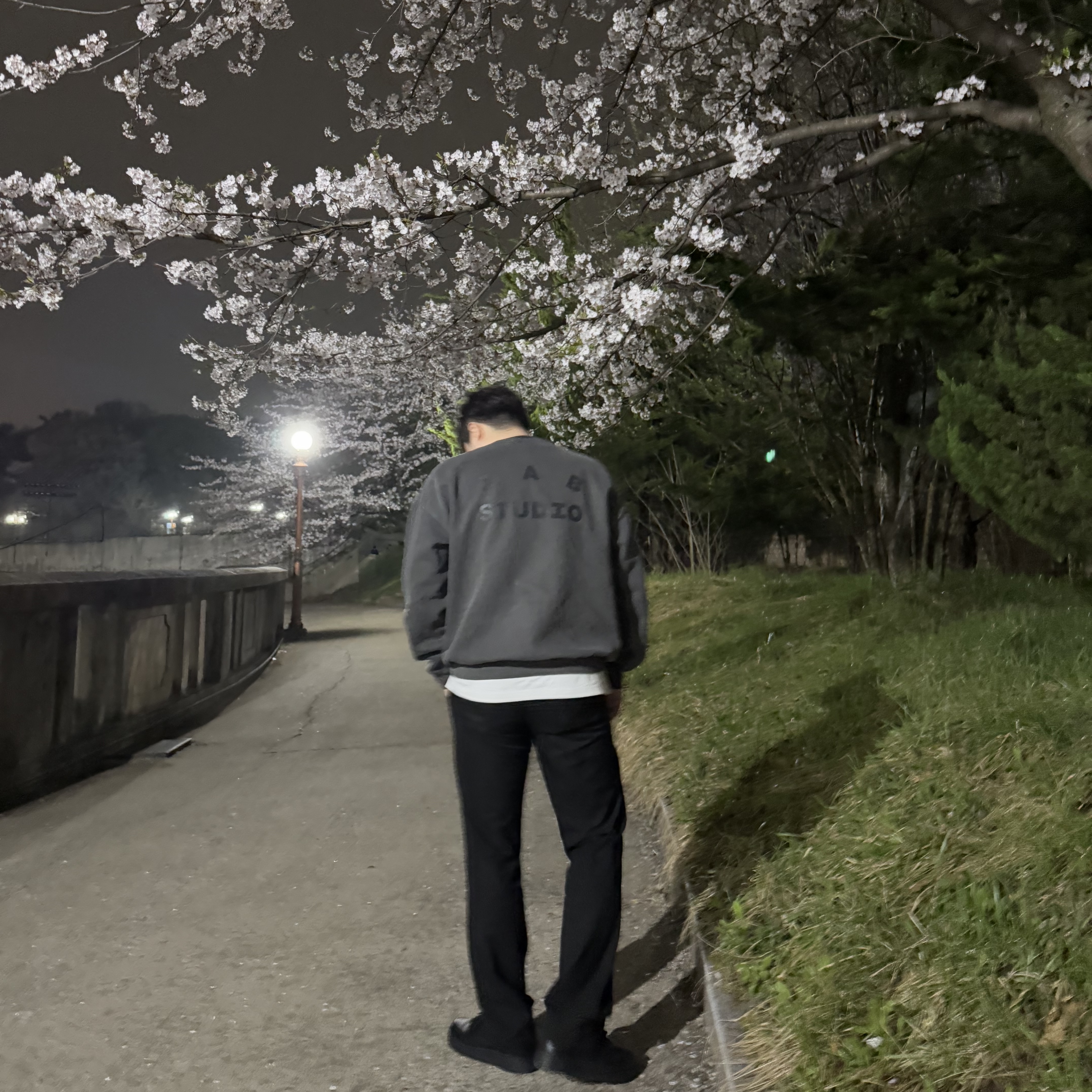 IAB Studio Pigment Sweatshirt & Mini Bag Black, Nike Air Force 1 '07 Low Triple Black 착용 스타일 - 1