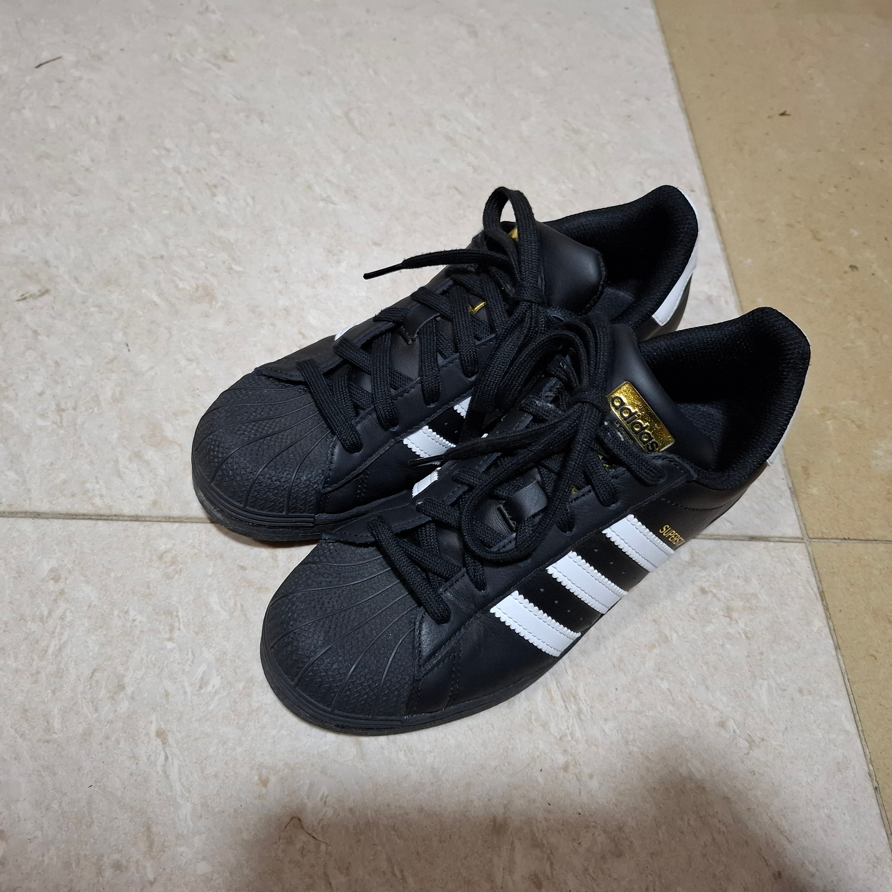 Adidas Superstar Core Black White 착용 스타일