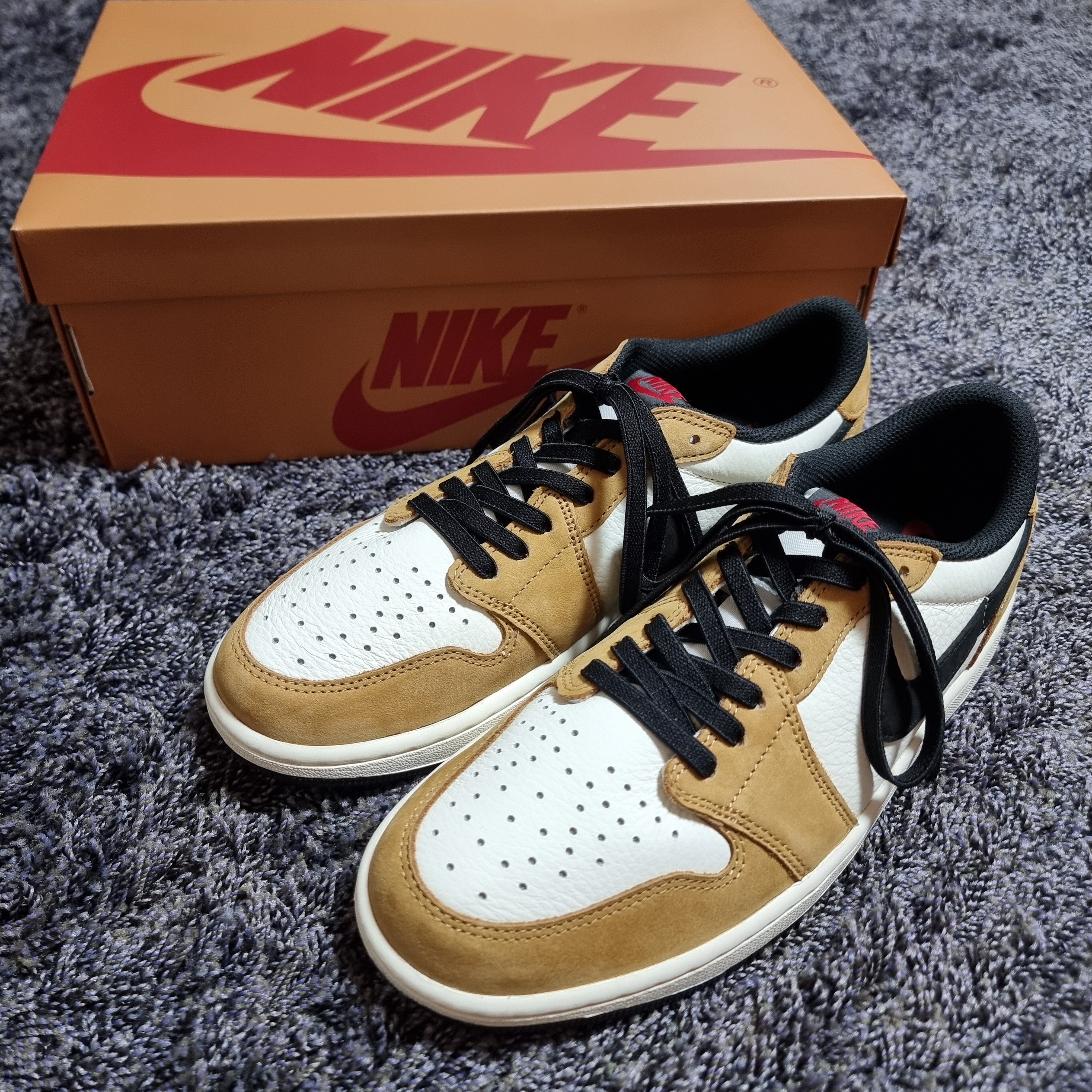 Jordan 1 Low OG Sail and Golden Harvest 착용 스타일 - 1