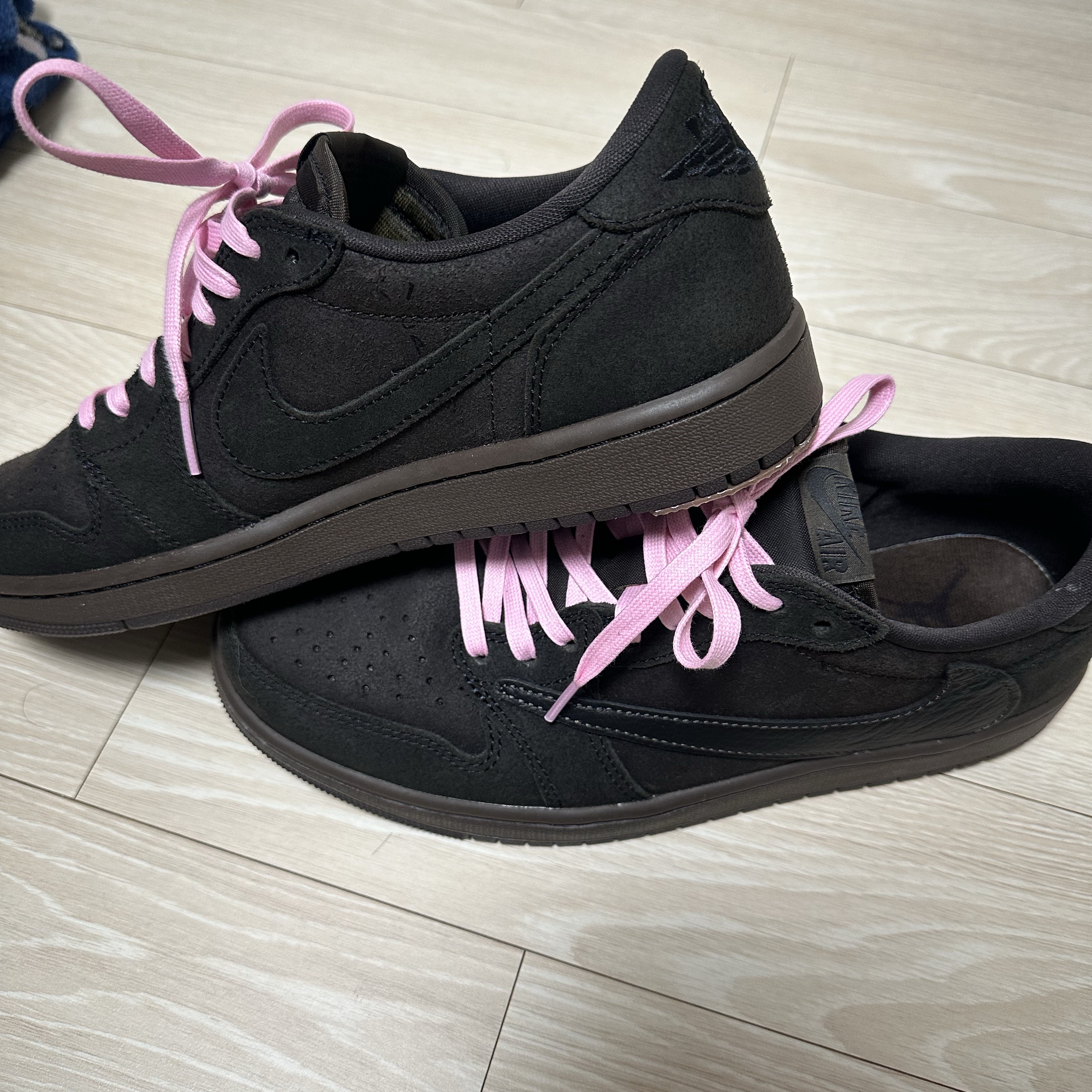Jordan 1 x Travis Scott Retro Low OG SP Velvet Brown and Dark Mocha 착용 스타일 - 3