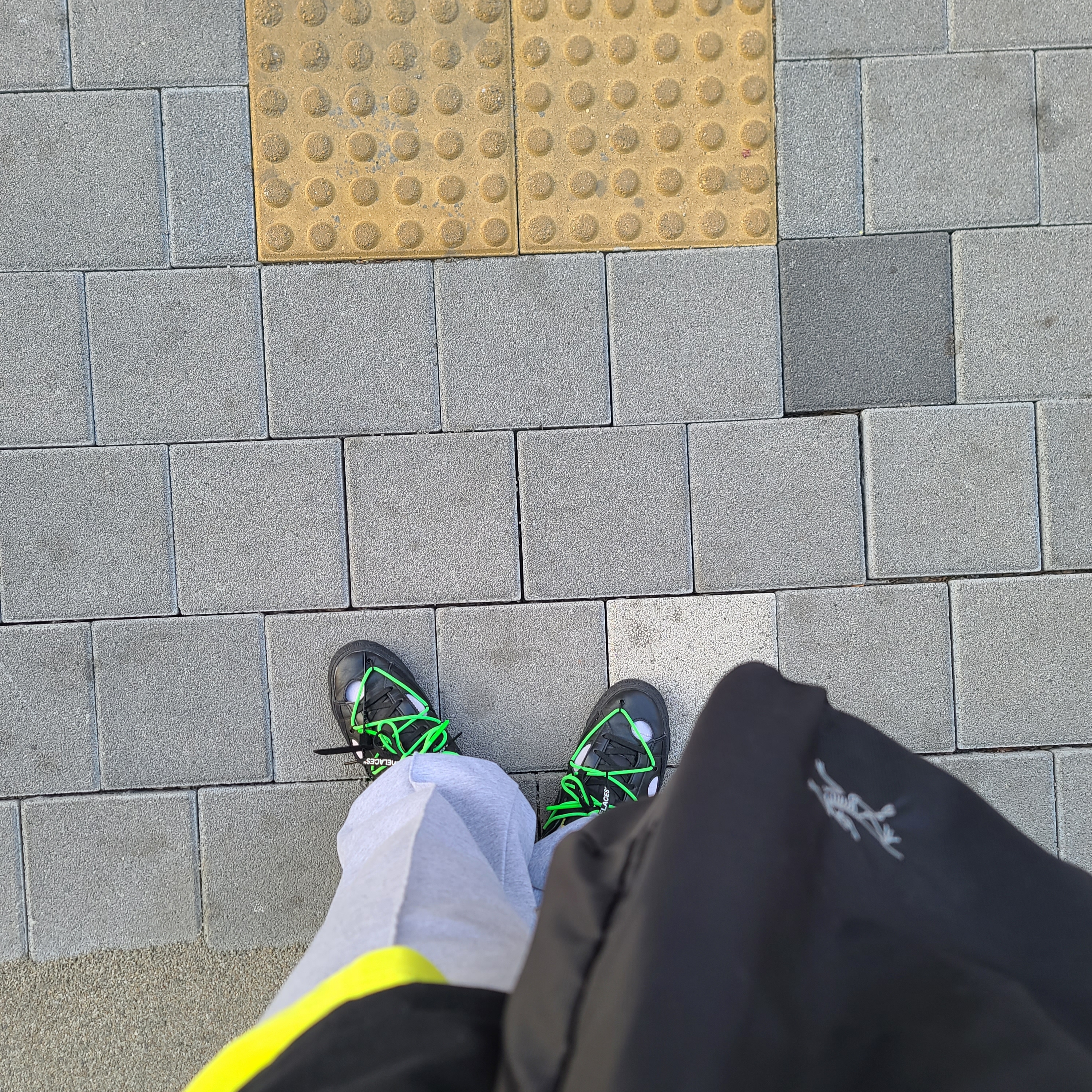 Ader Error Small Standic Magsafe Wallet Z-Blue, Arc'teryx Heliad 12 Tote Black 착용 스타일 - 2