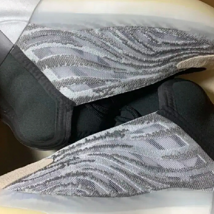 Adidas Yeezy QNTM Lifestyle 착용 스타일