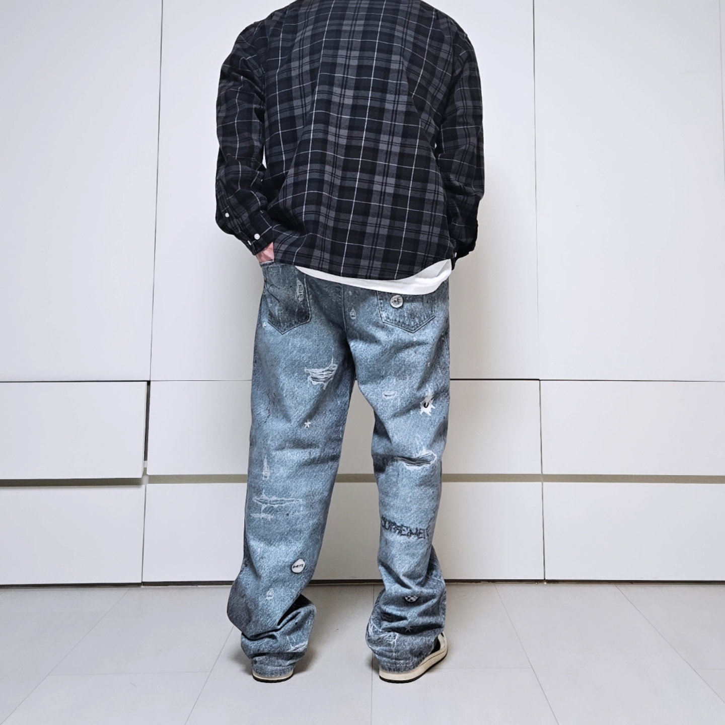 Supreme HJR Trompe L'oeil Loose Fit Jean Blue - 24FW, Supreme Announcing T-Shirt White - 25SS 착용 스타일 - 3