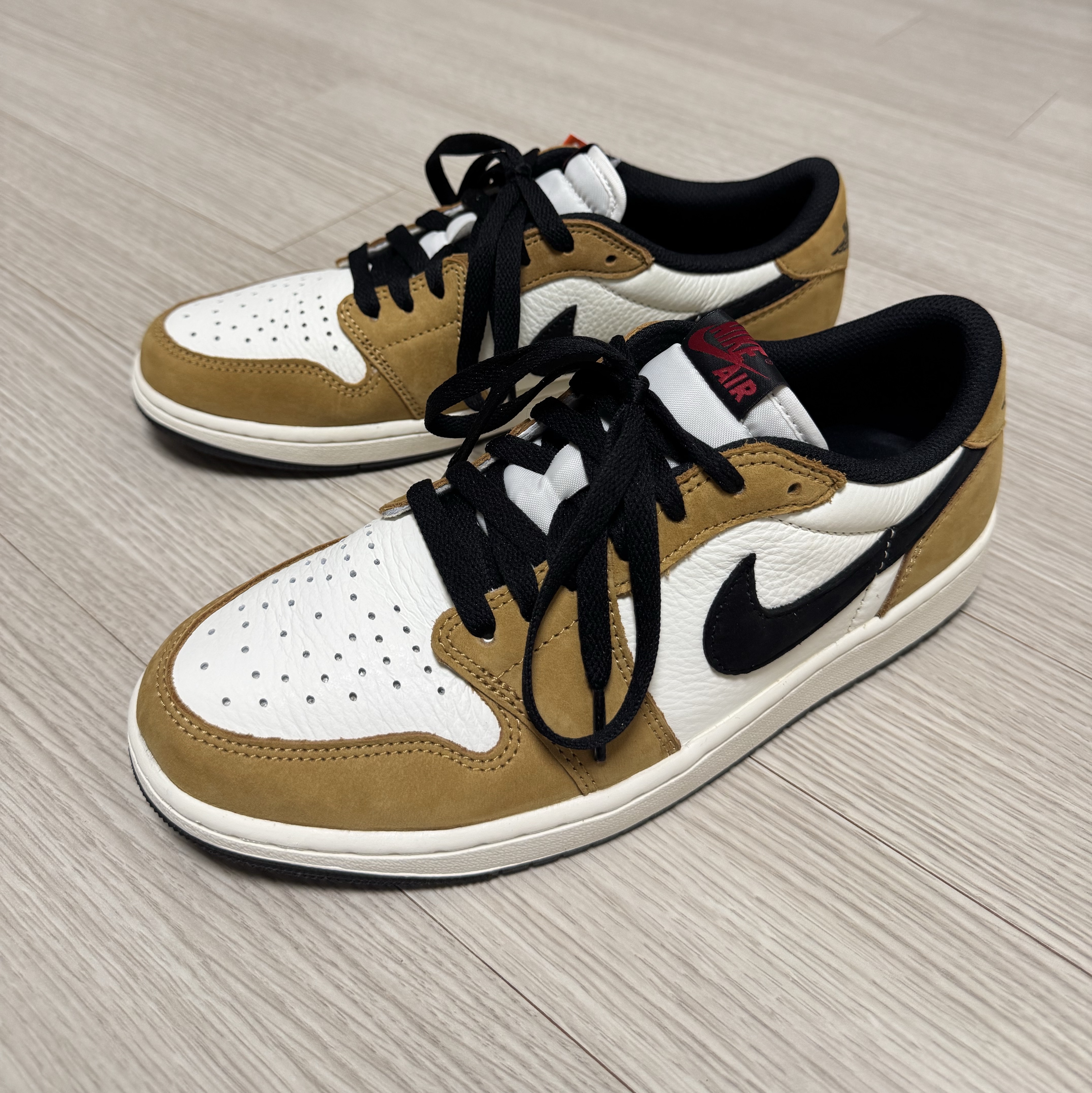 Jordan 1 Low OG Sail and Golden Harvest 착용 스타일