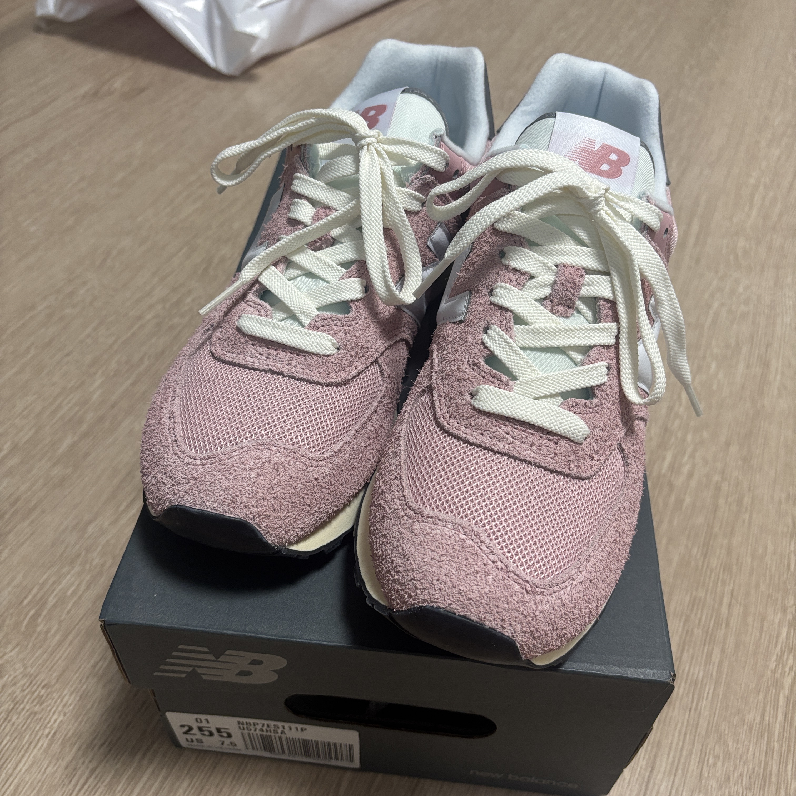 New Balance 574 Heritage Mellow Pink 착용 스타일 - 2