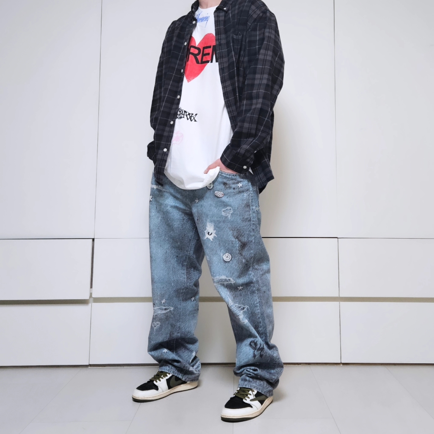 Supreme HJR Trompe L'oeil Loose Fit Jean Blue - 24FW, Supreme Announcing T-Shirt White - 25SS 착용 스타일 - 2