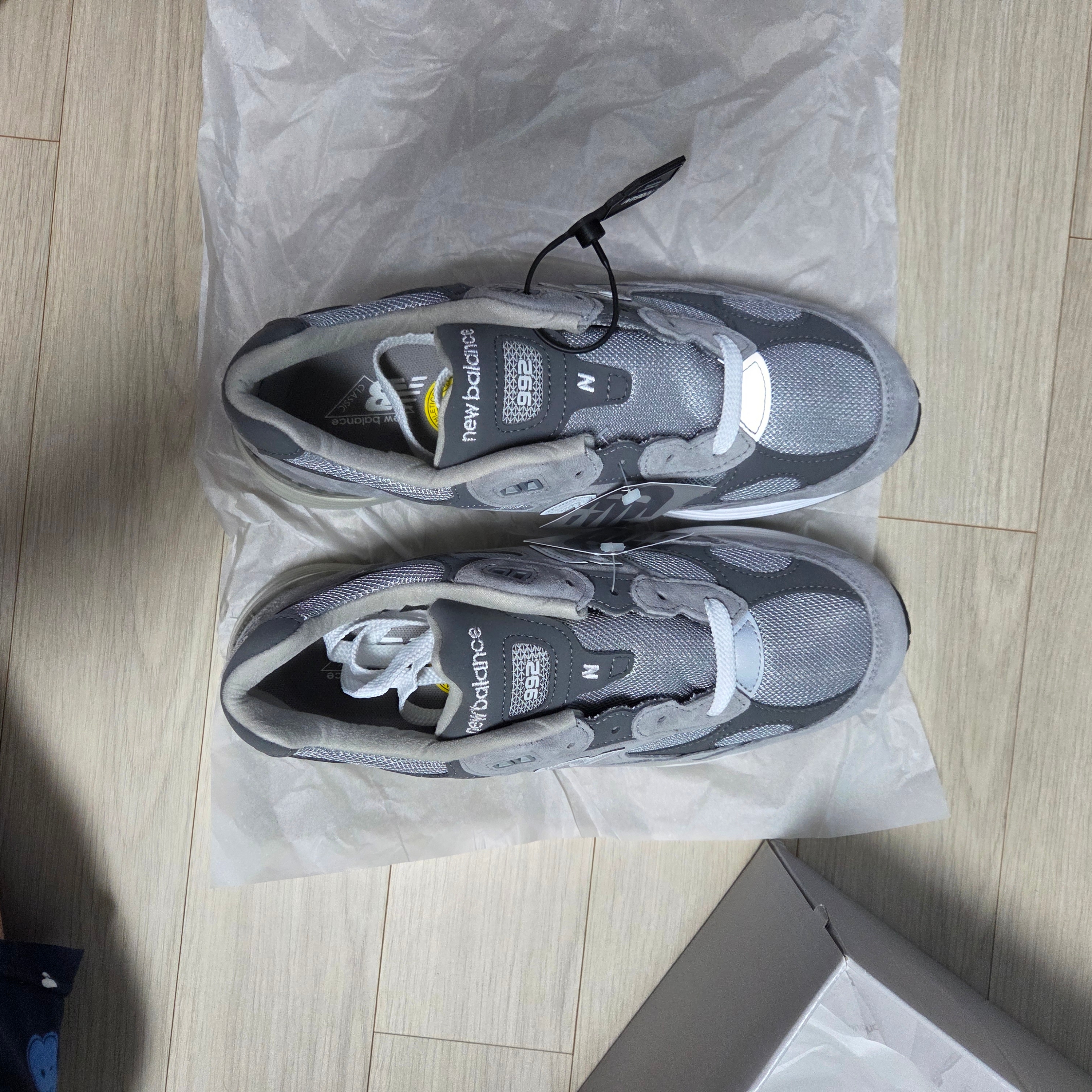 New Balance 992 Made in USA Core Grey Silver Metallic 착용 스타일 - 6