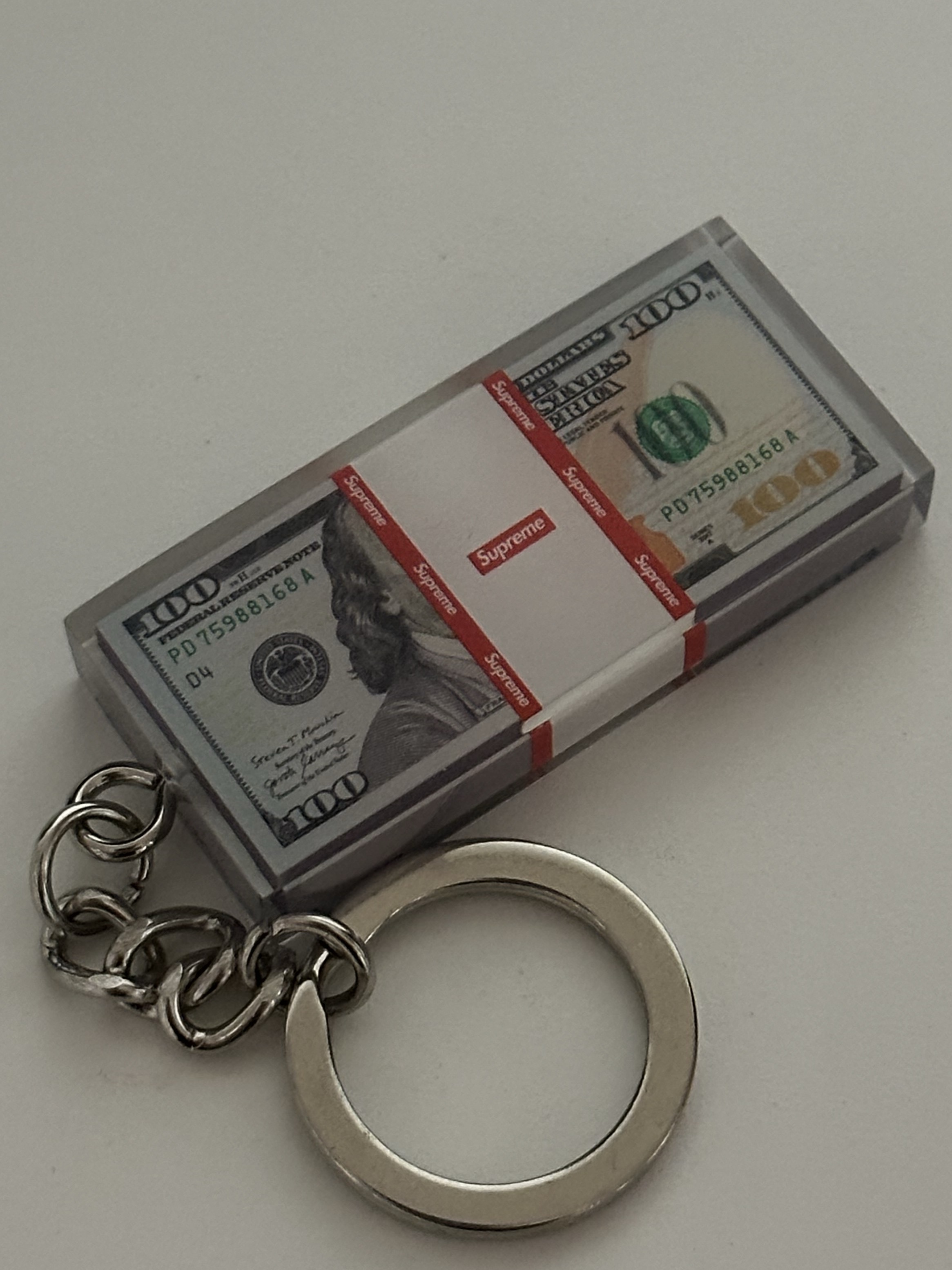 Supreme Cash Paperweight Keychain Multicolor - 24FW 착용 스타일 - 2