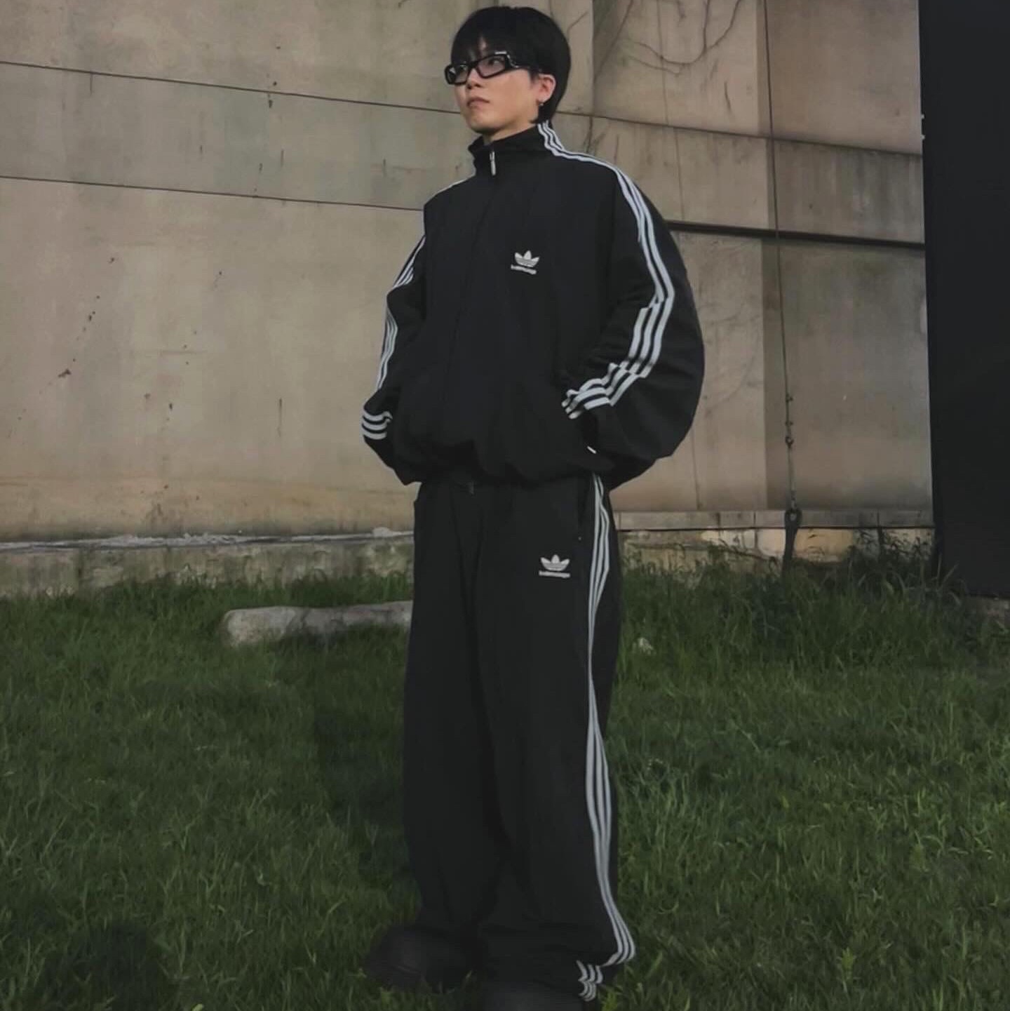 발렌시아가 x 아디다스 퍼포먼스 포플린 트랙수트 자켓 블랙, 발렌시아가 x 아디다스 트랙수트 트라우저 블랙 착용 스타일 - 1