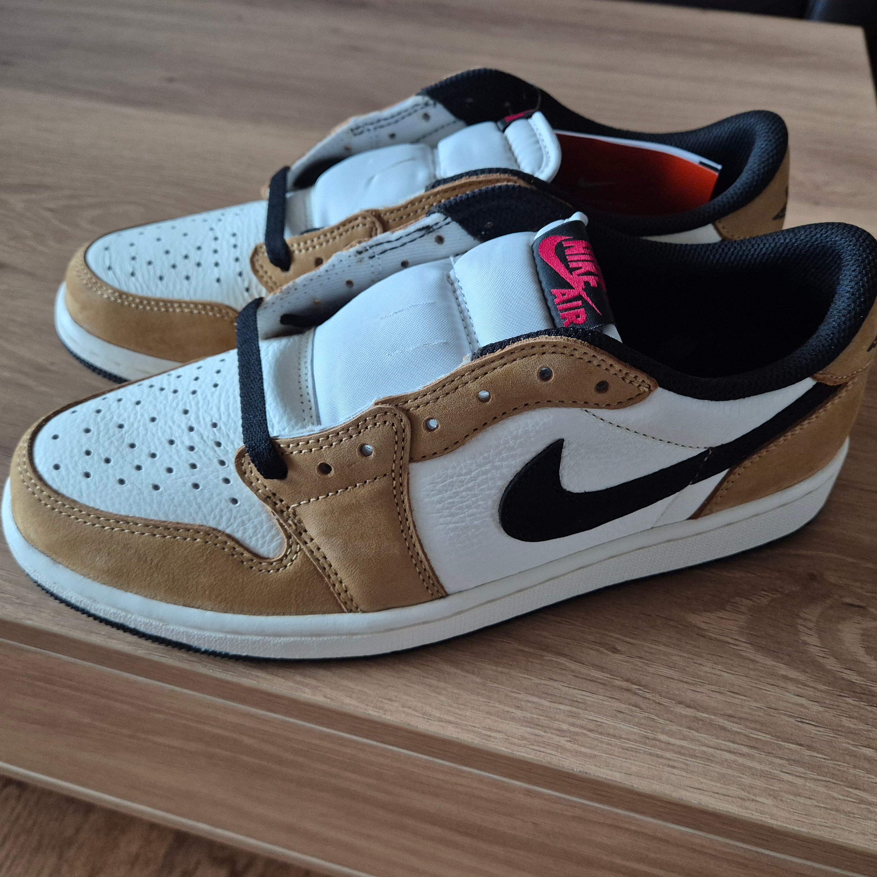Jordan 1 Low OG Sail and Golden Harvest 착용 스타일