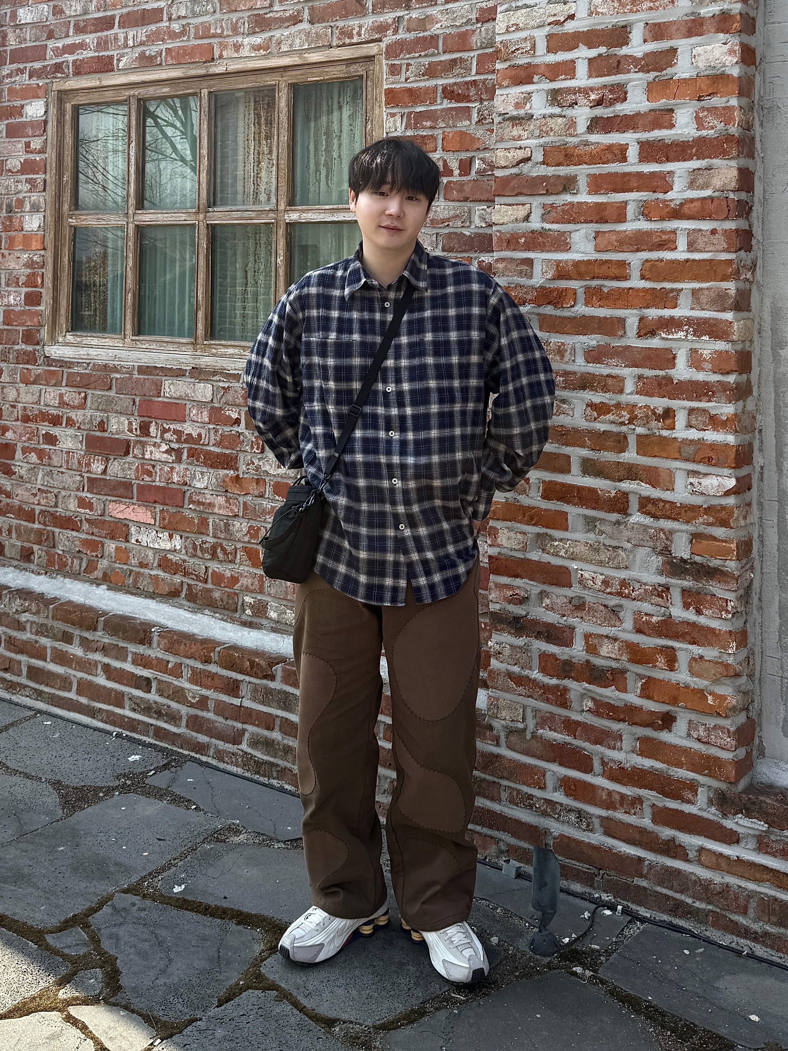 Nike Shox R4 PRM Light Iron Ore and Phantom 착용 스타일 - 3