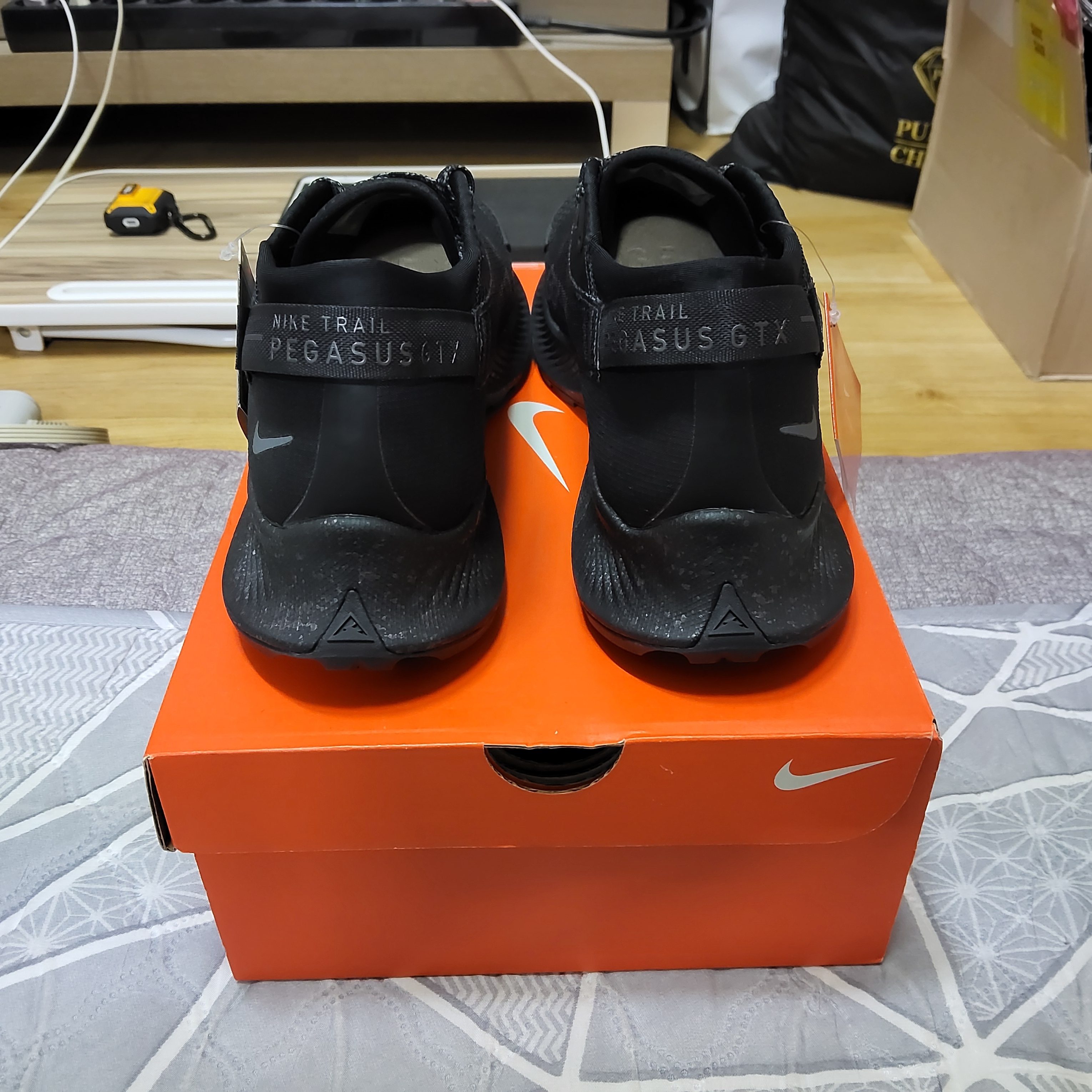 Nike Pegasus Trail 2 Gore-Tex Black Metallic Dark Grey 착용 스타일 - 4