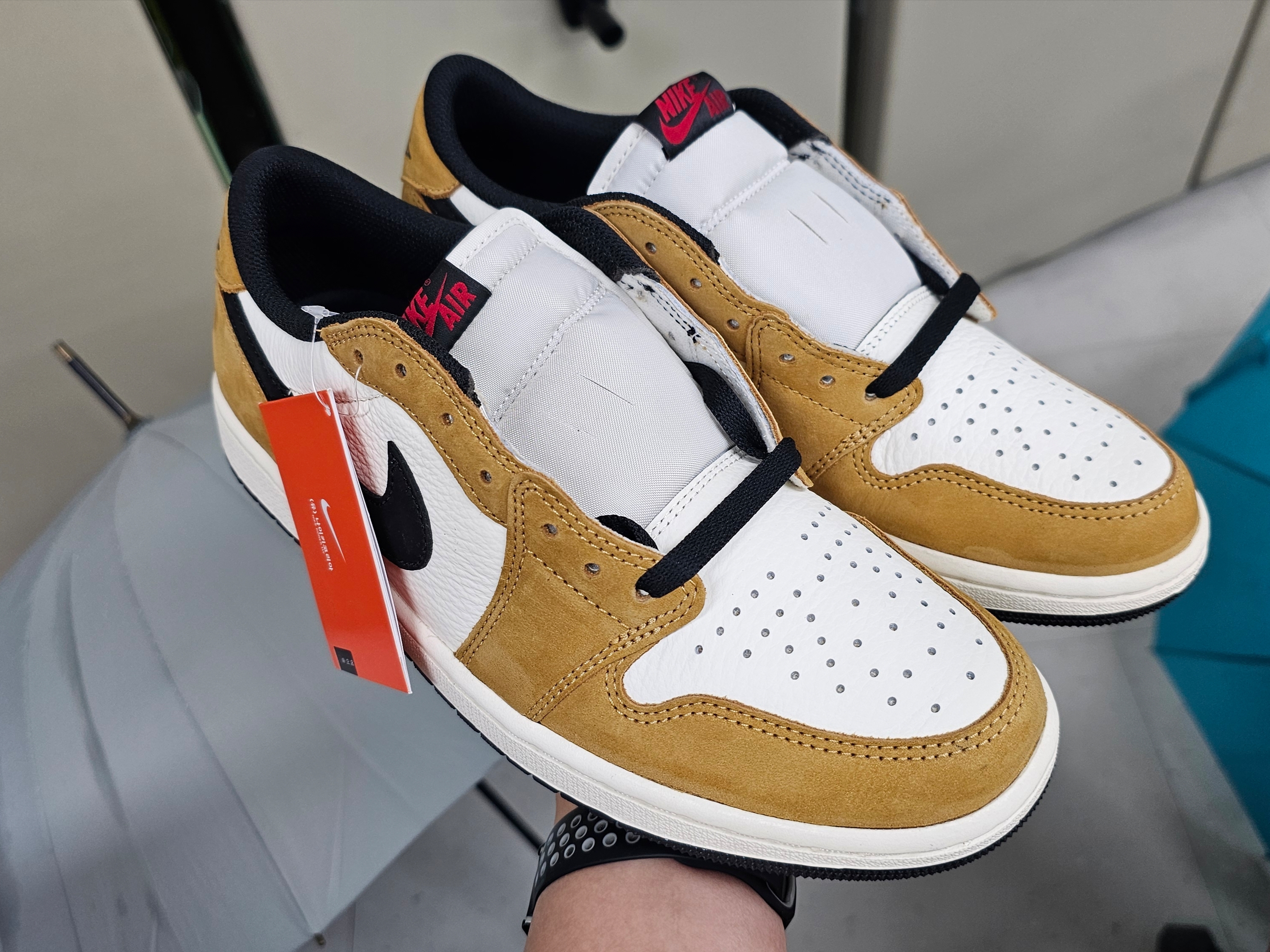 Jordan 1 Low OG Sail and Golden Harvest 착용 스타일