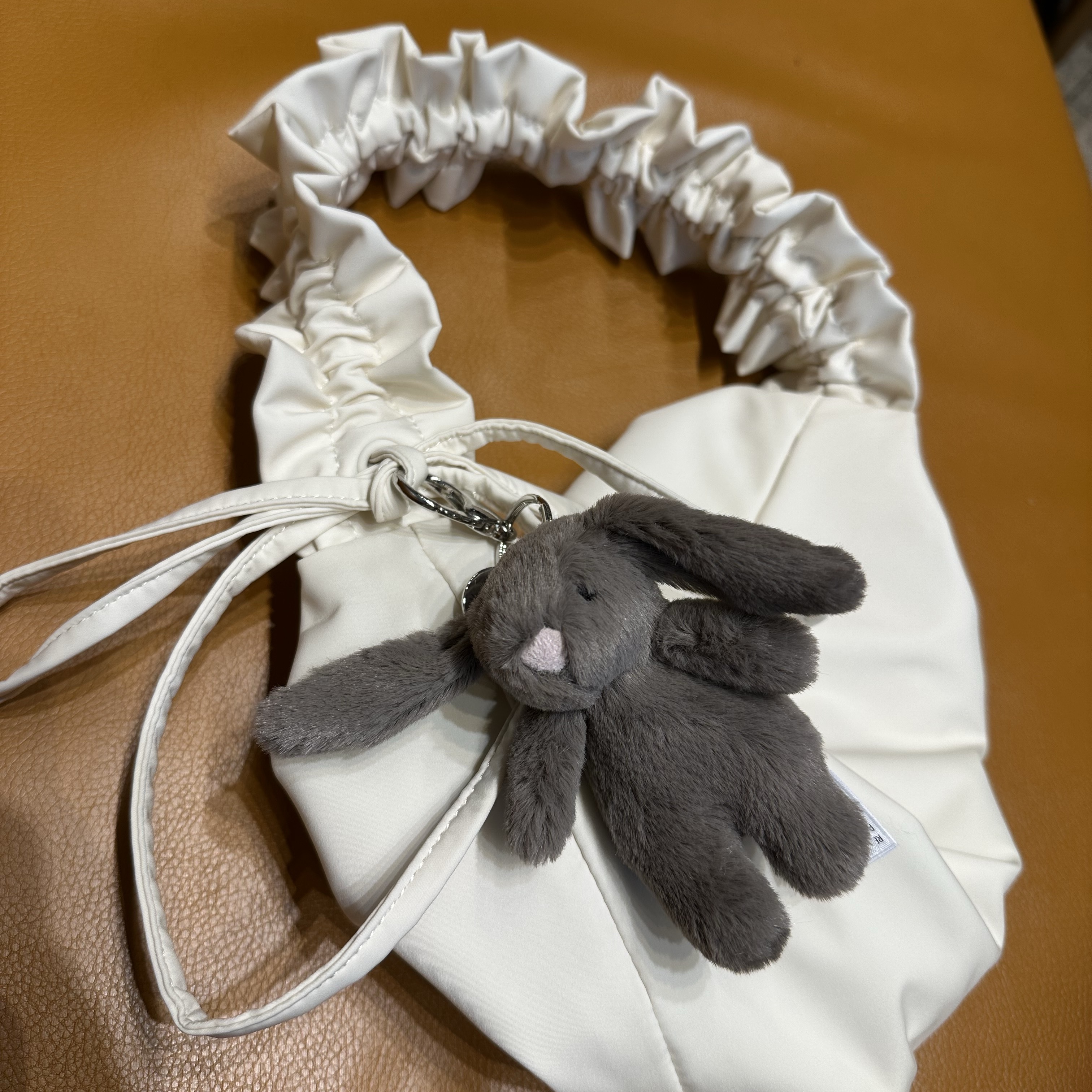 Jellycat Bashful Bunny Truffle Bag Charm Brown 착용 스타일 - 2