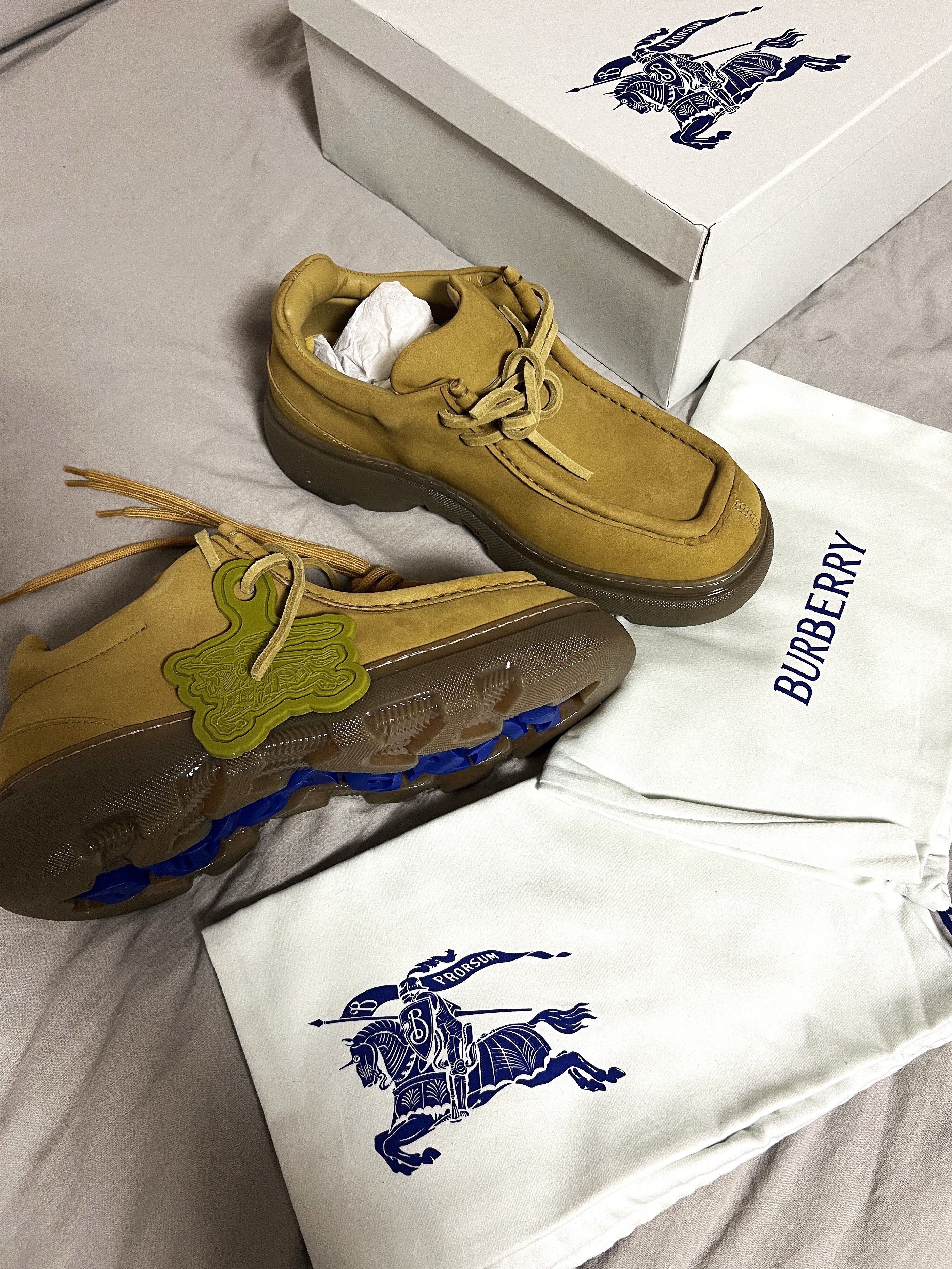 Burberry Nubuck Creeper Shoes 착용 스타일