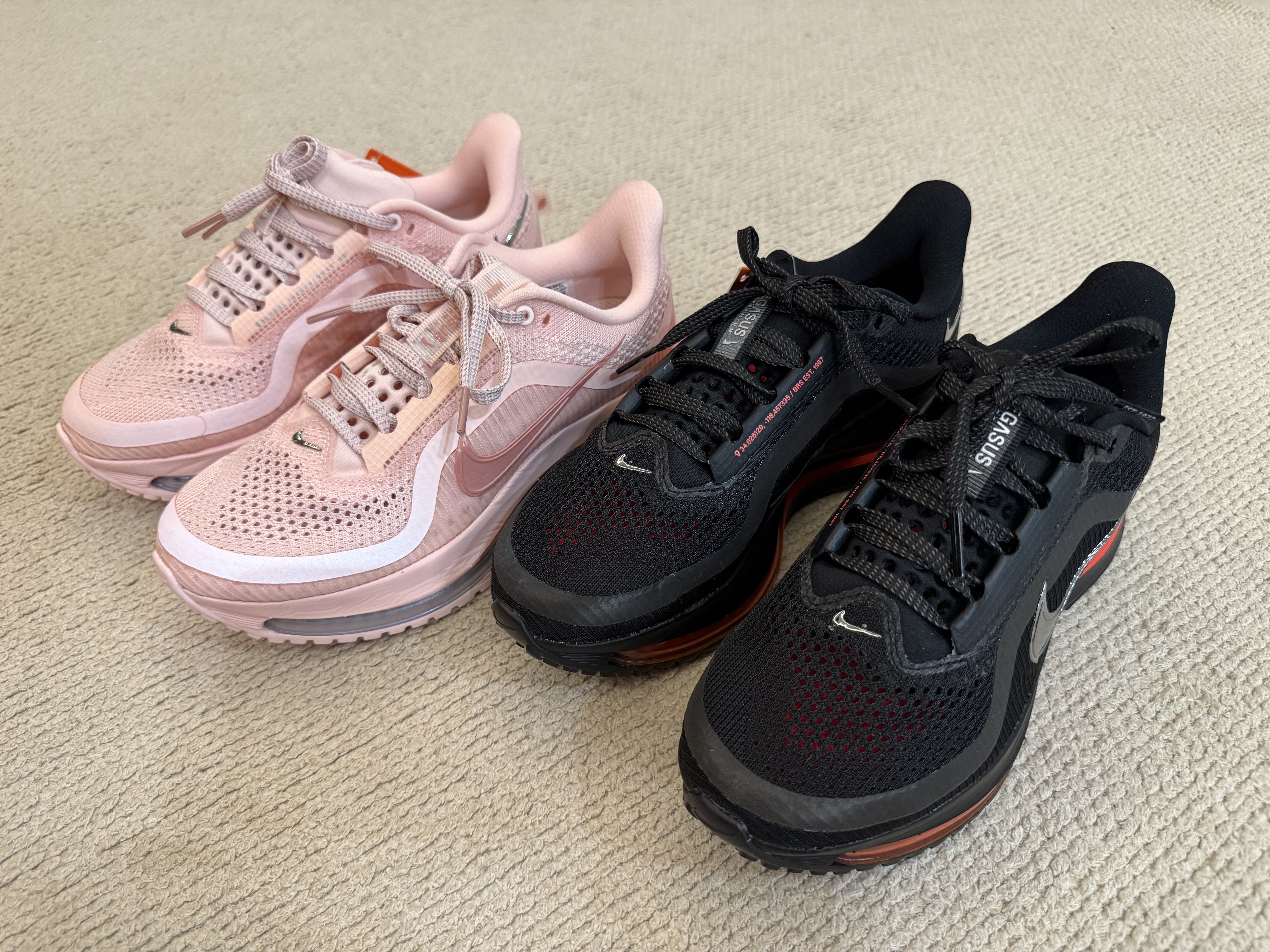 (W) Nike Pegasus Premium Black Bright Crimson, (W) Nike Pegasus Premium Atmosphere Metallic Silver 착용 스타일 - 3
