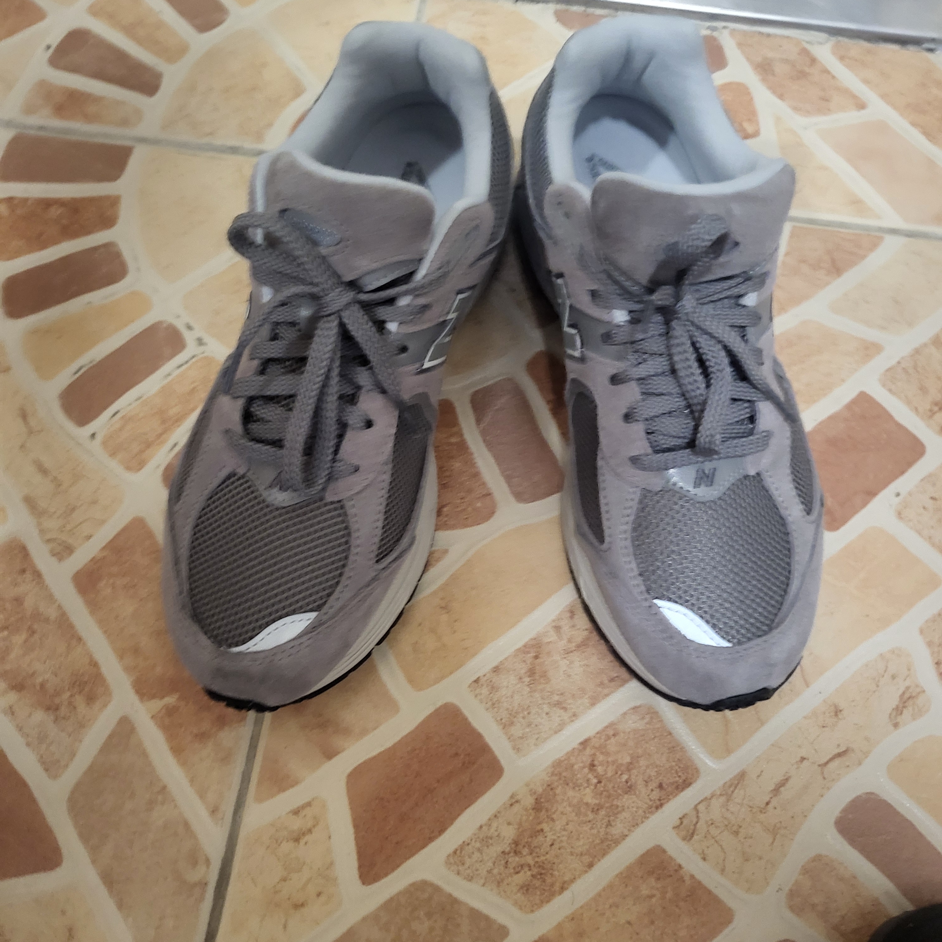 New Balance 2002R Grey 착용 스타일