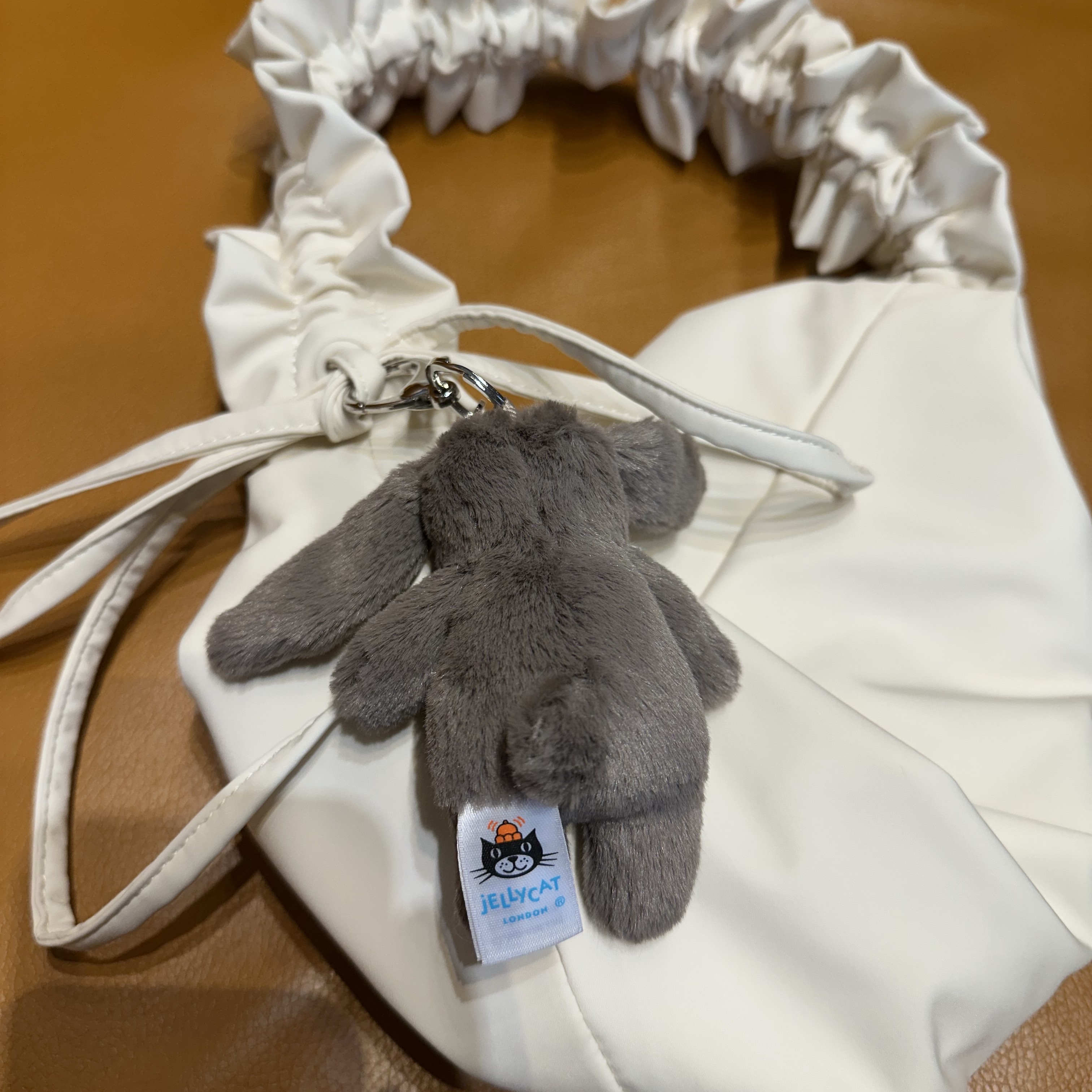Jellycat Bashful Bunny Truffle Bag Charm Brown 착용 스타일 - 3