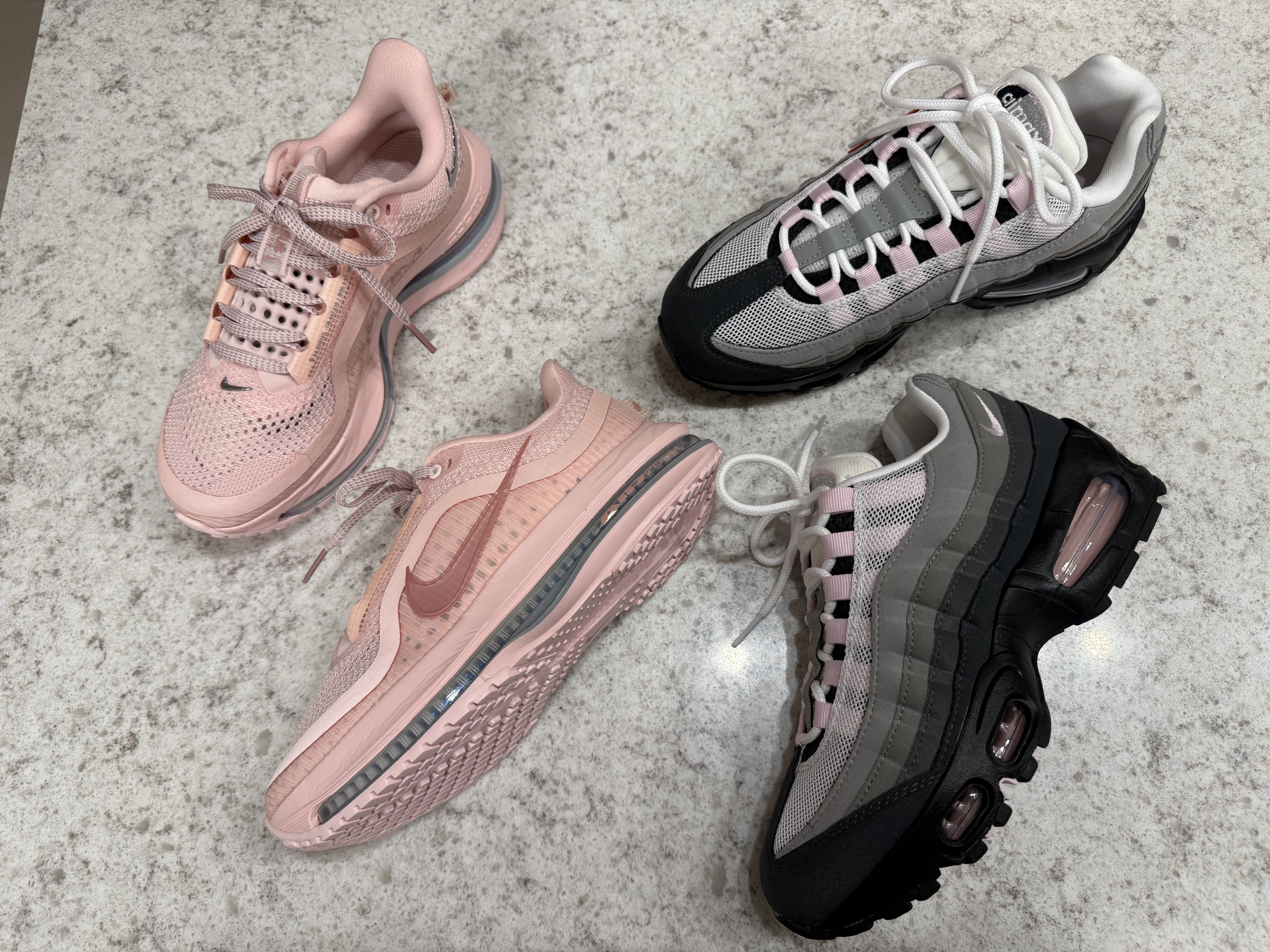 (W) Nike Air Max 95 Pink Foam, (W) Nike Pegasus Premium Atmosphere Metallic Silver 착용 스타일 - 3