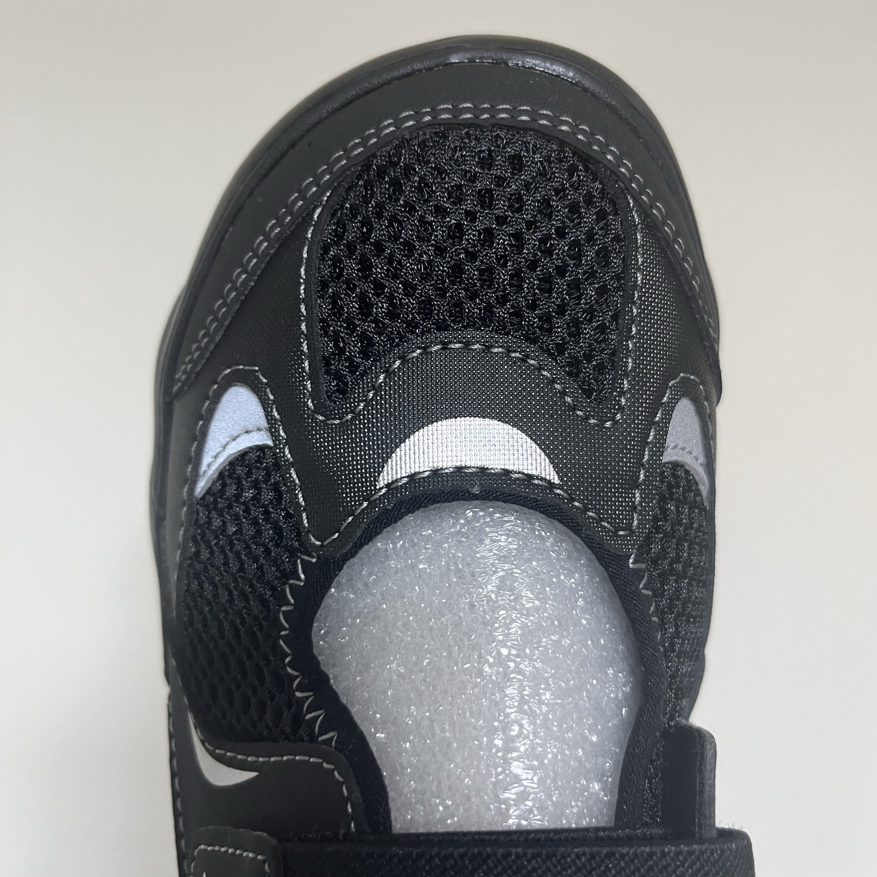 (Kids) New Balance Freedle 920 Sandal Black 착용 스타일 - 3