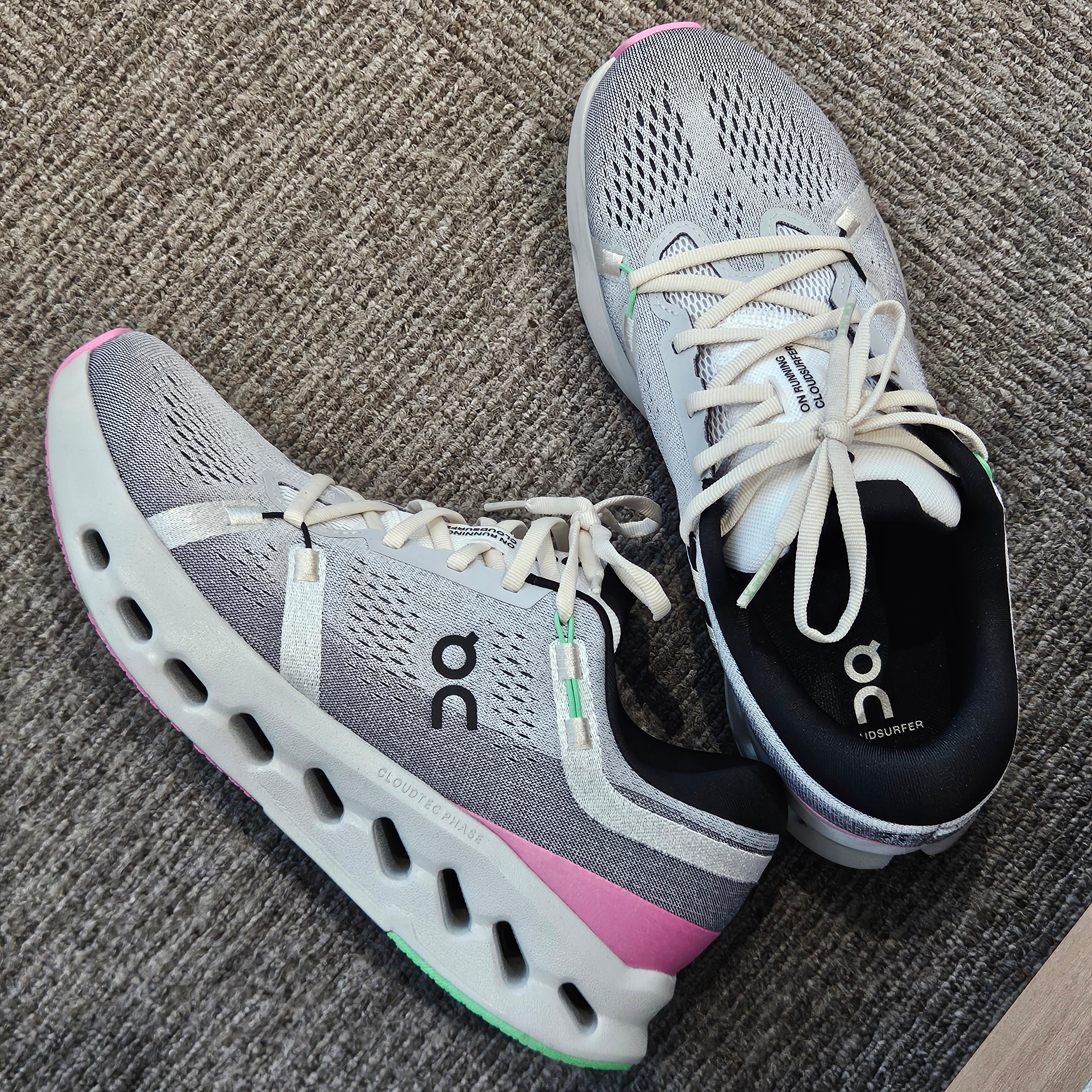 On Running Cloudsurfer 2 White Mineral 착용 스타일 - 1