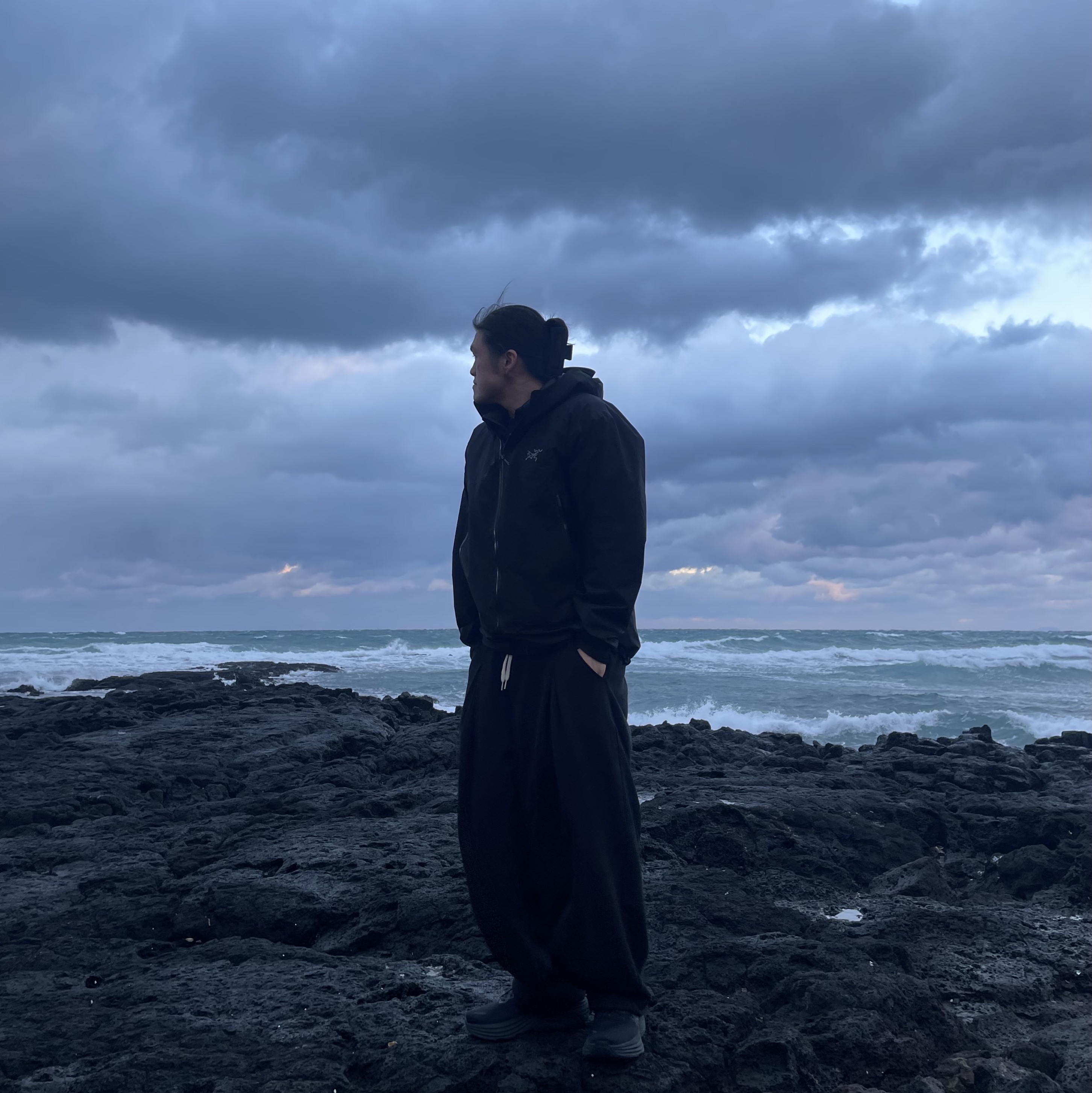 Arc'teryx Beta Jacket Black, Hoka Bondi 8 Black - Wide 착용 스타일
