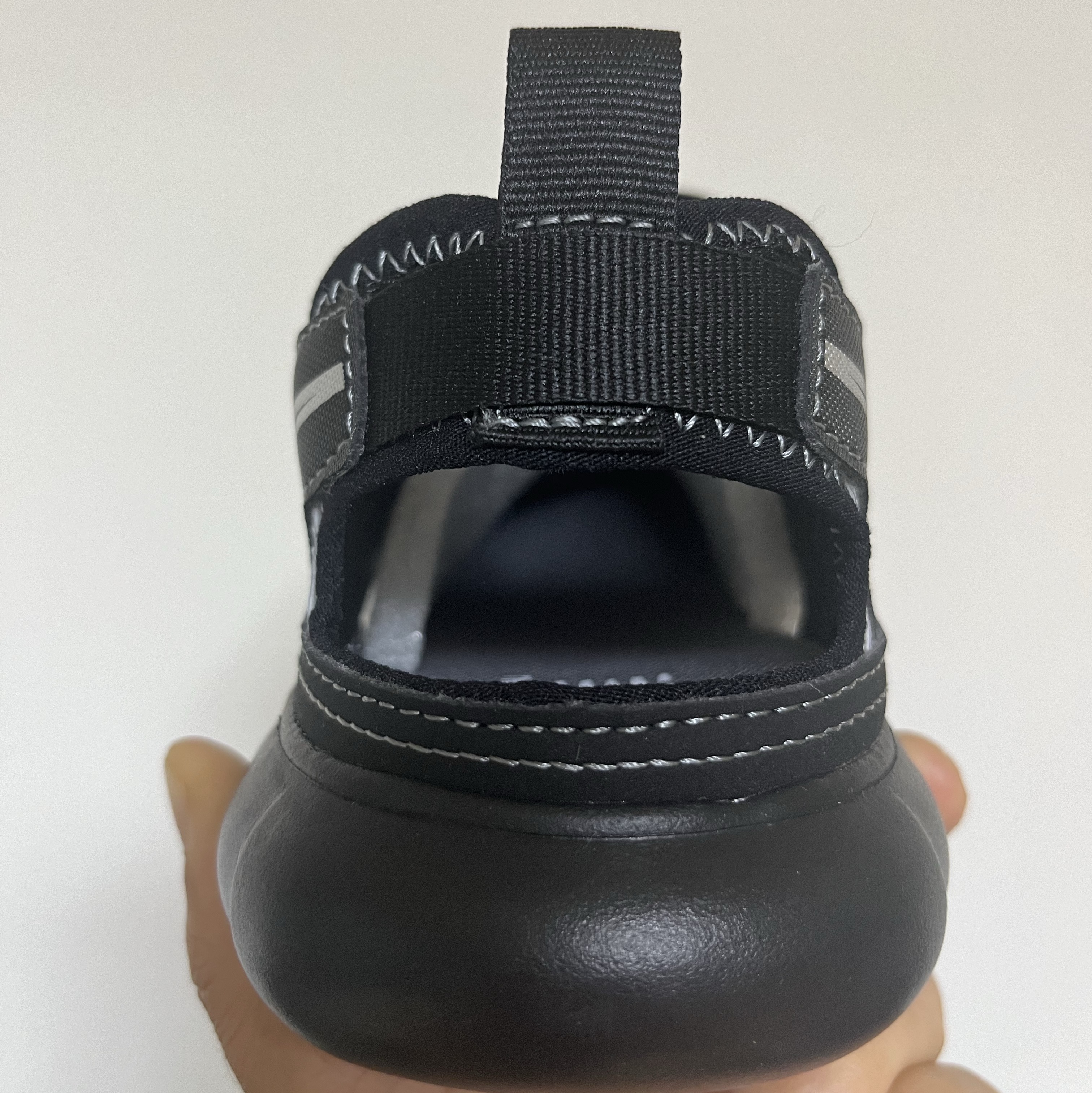 (Kids) New Balance Freedle 920 Sandal Black 착용 스타일 - 4