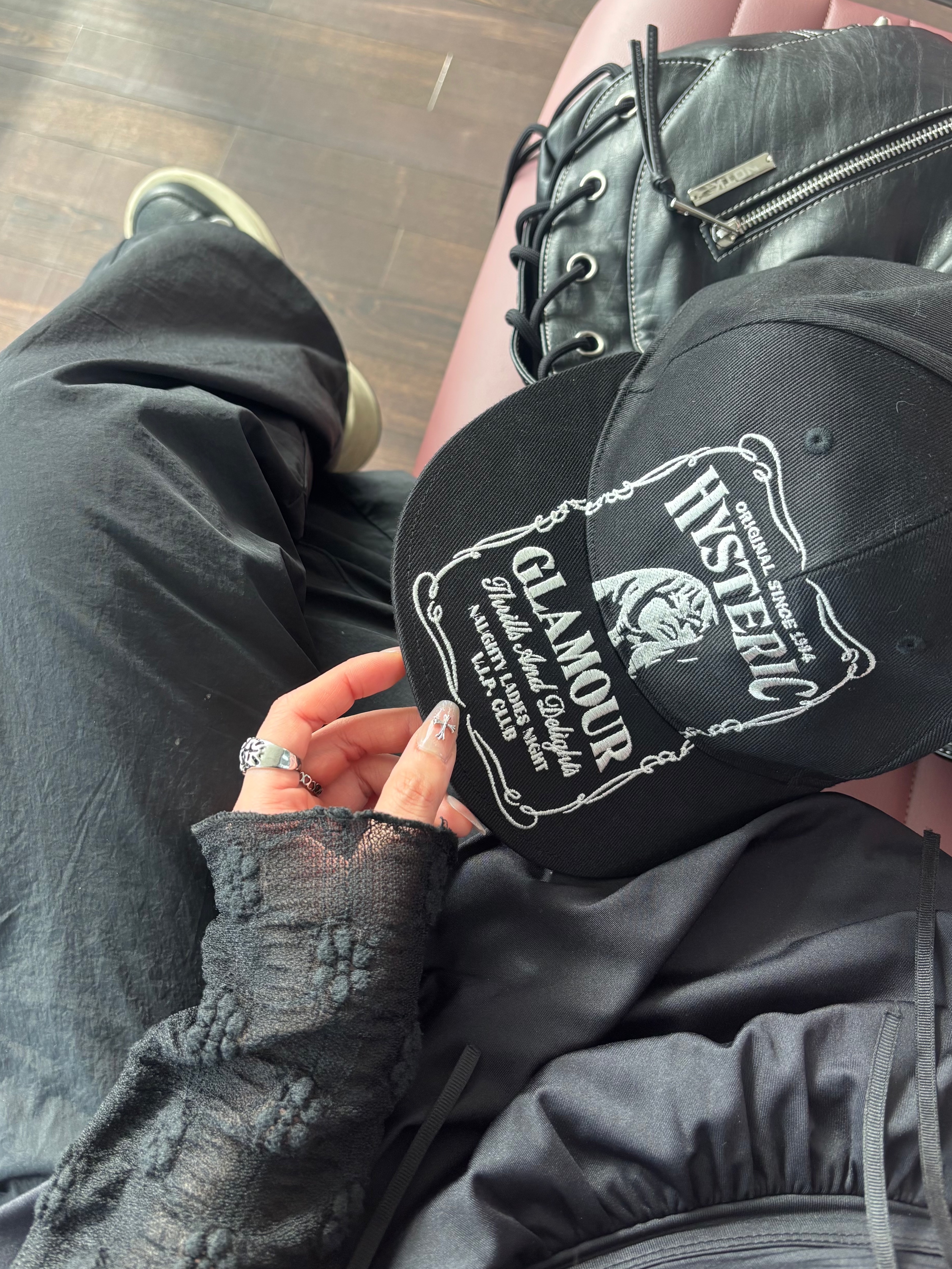 Hysteric Glamour HYS Whisky Embroidery Cap Black 착용 스타일
