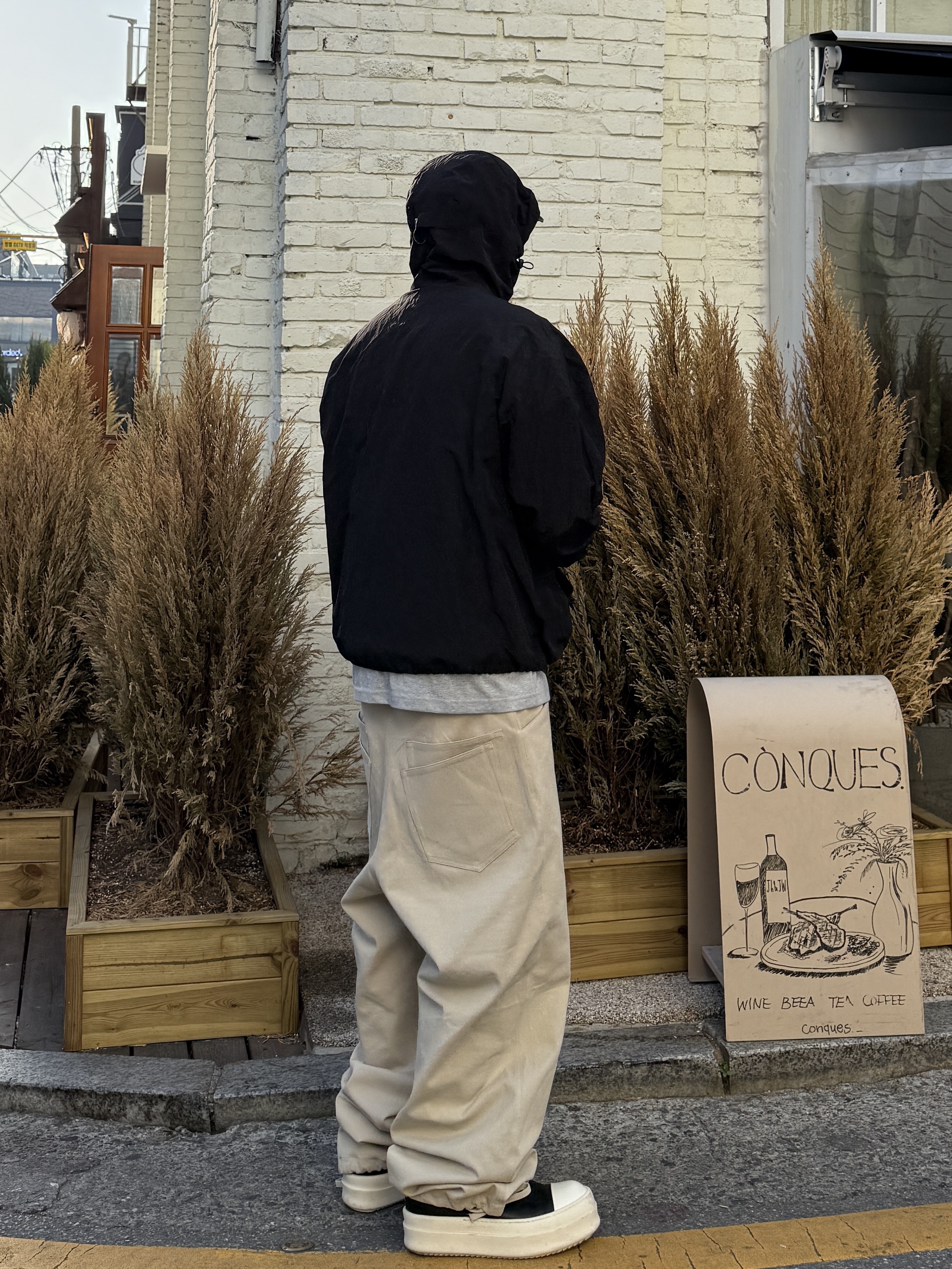Nonnod Double pocket twill pants Beige, Nonnod Zip Jacket Matt Black 착용 스타일 - 1