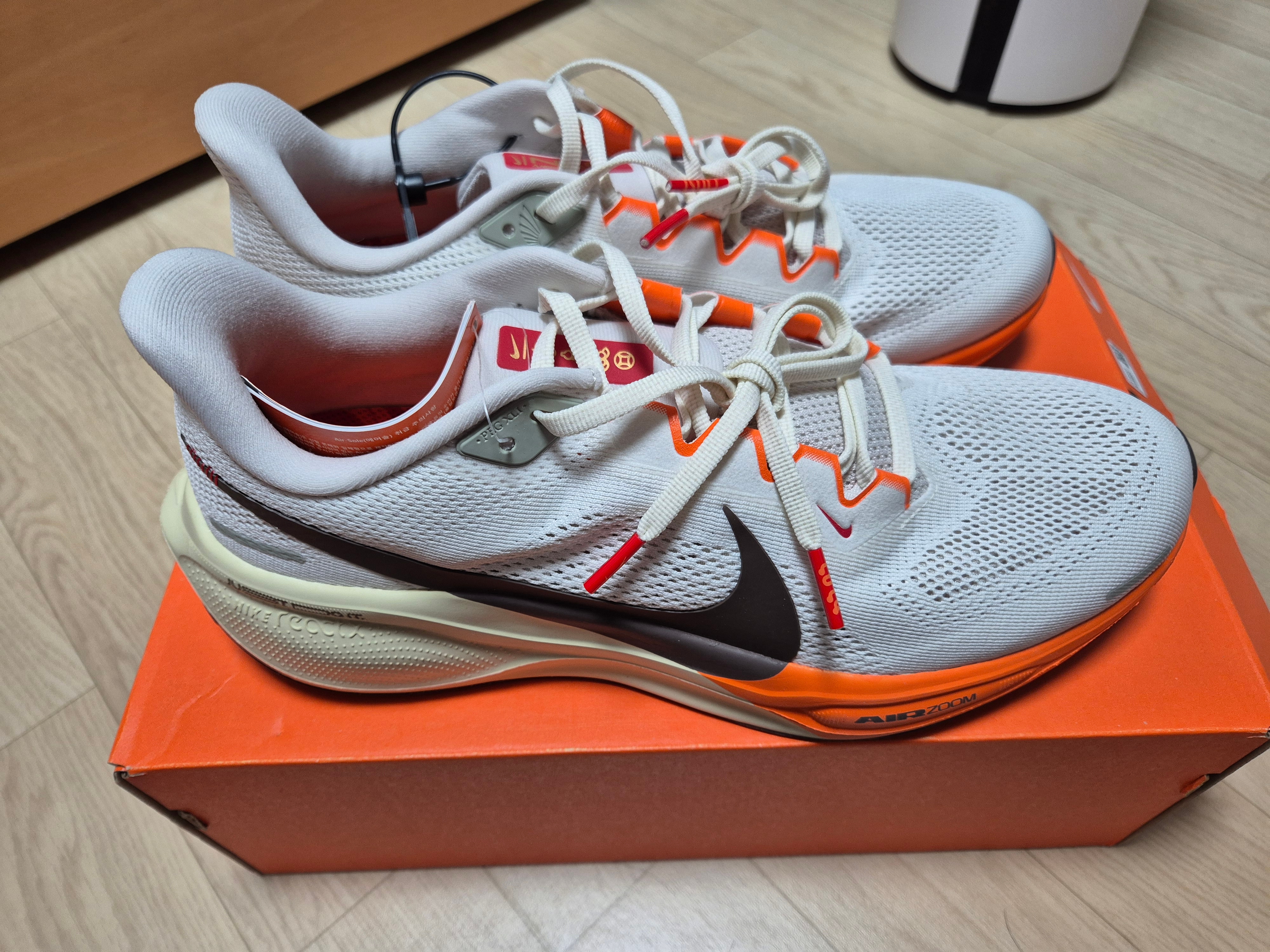 Nike Air Zoom Pegasus 41 Sail Light Khaki 착용 스타일 - 2