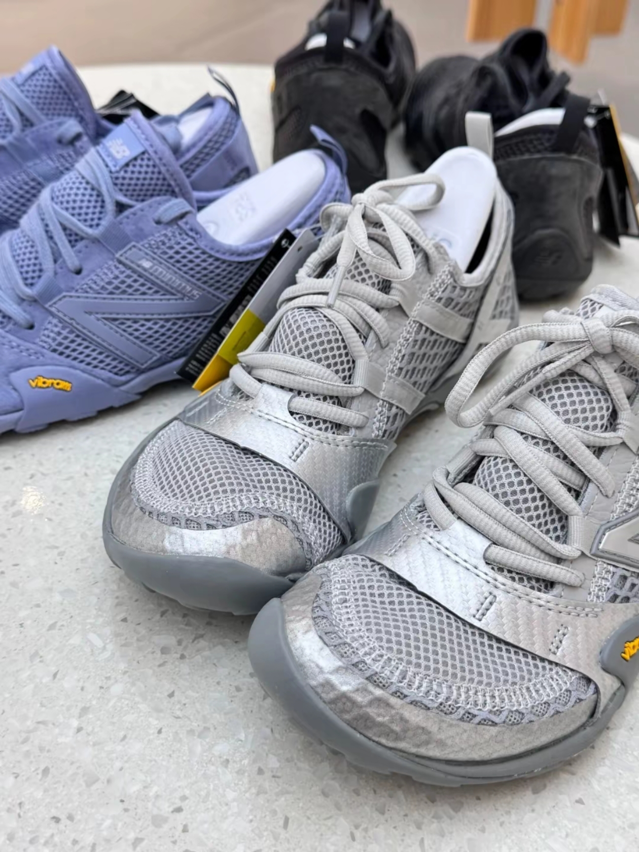 New Balance Minimus MT10O Slate Grey Silver Metallic 착용 스타일