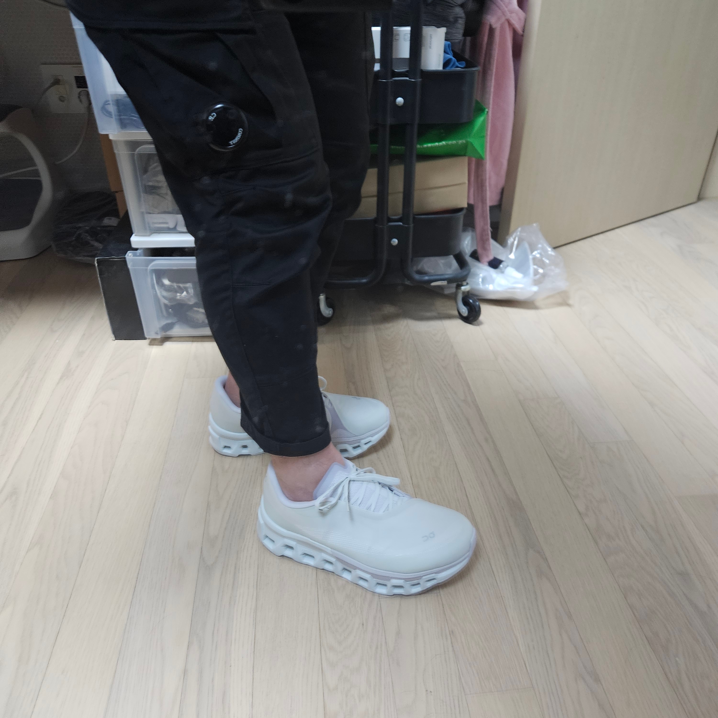 On Running x Post Archive Faction (Paf) Cloudmonster 2 Vapor Frost 착용 스타일 - 4
