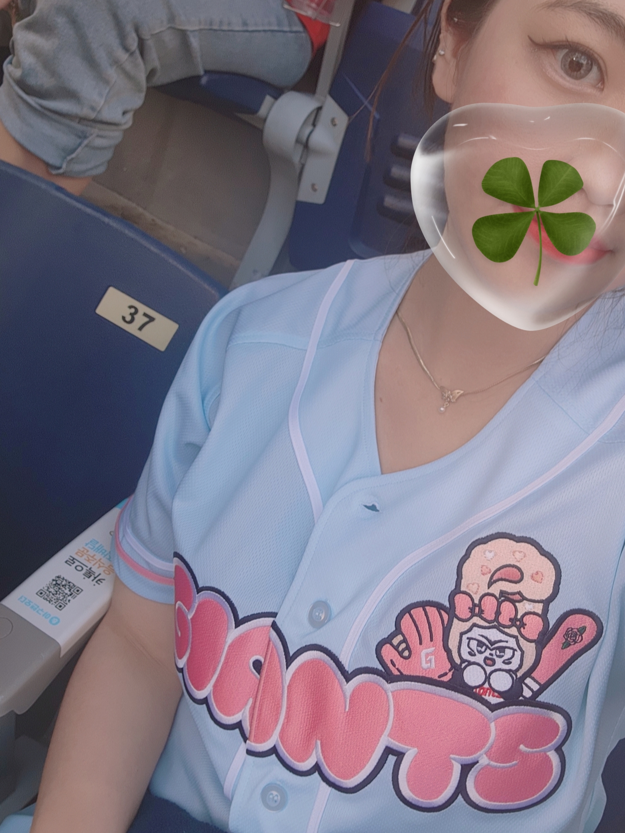 Lotte Giants x Esther Bunny Character Uniform Sky Blue (Non Marking Ver.) 착용 스타일 - 2