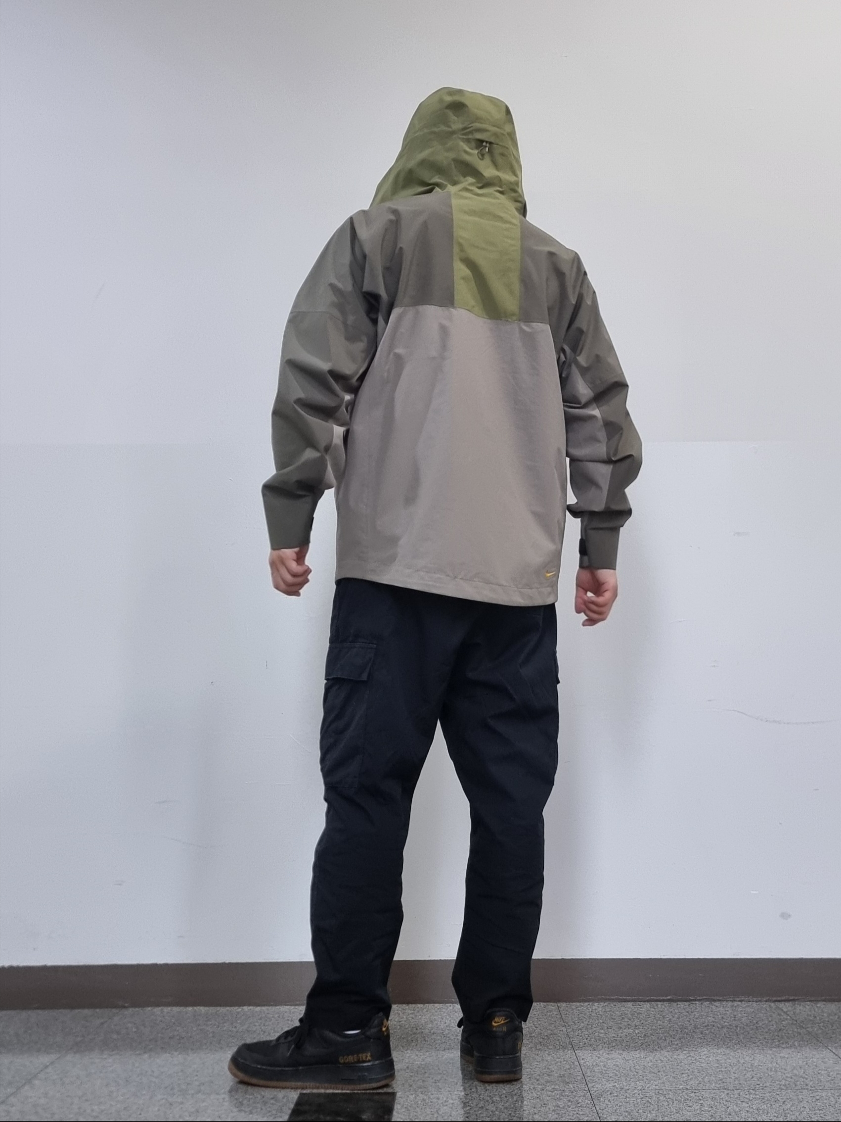 Nike Air Force 1 Low Gore-Tex Black Light Carbon, Nike ACG Storm-Fit ADV Cascade Rains Full Zip Shell Jacket Medium Olive - Asia 착용 스타일