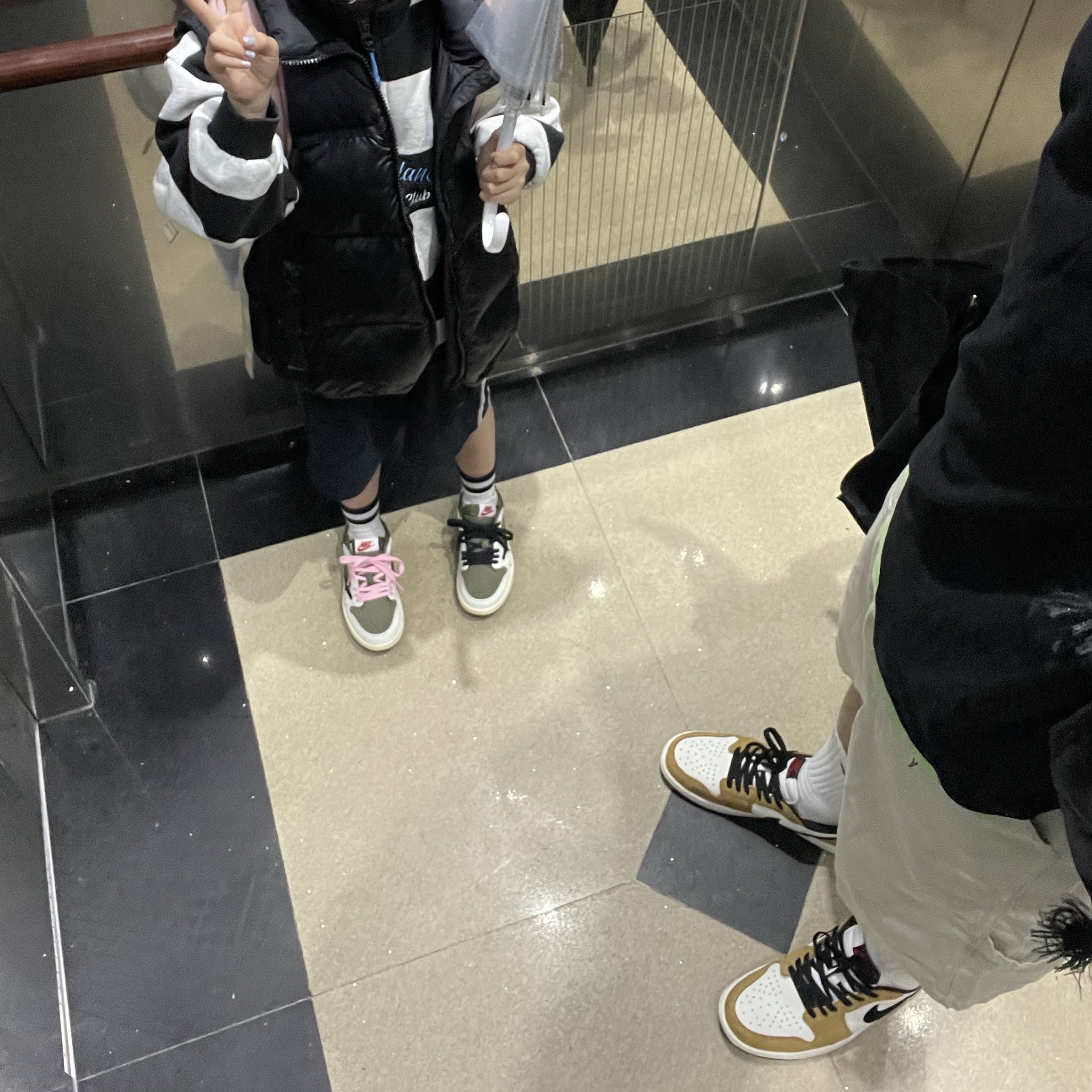 (PS) Jordan 1 x Travis Scott Retro Low OG SP Reverse Olive, Jordan 1 Low OG Sail and Golden Harvest 착용 스타일