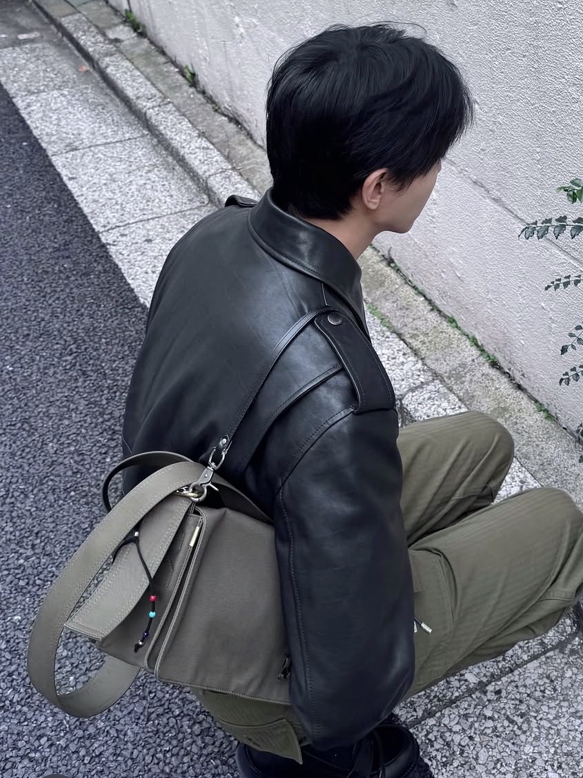 Burberry Trench Crossbody Bag Olive 착용 스타일 - 2