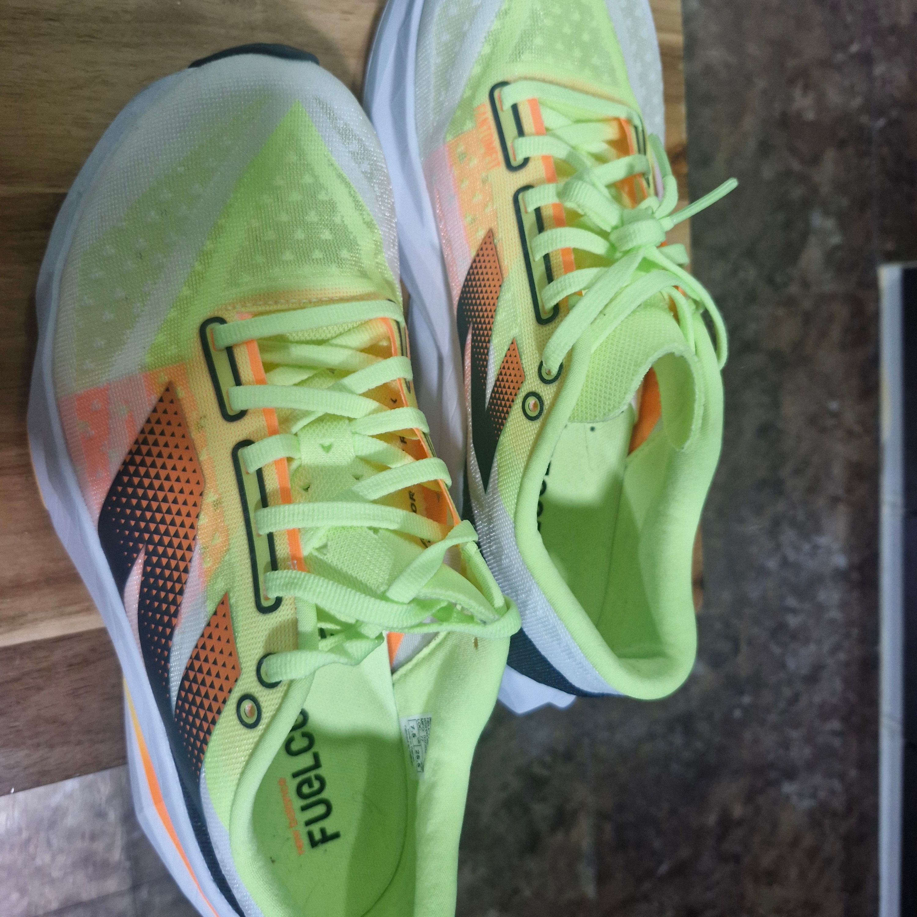 New Balance Fuelcell Rebel v4 White Bleached Lime Glow - D Standard 착용 스타일