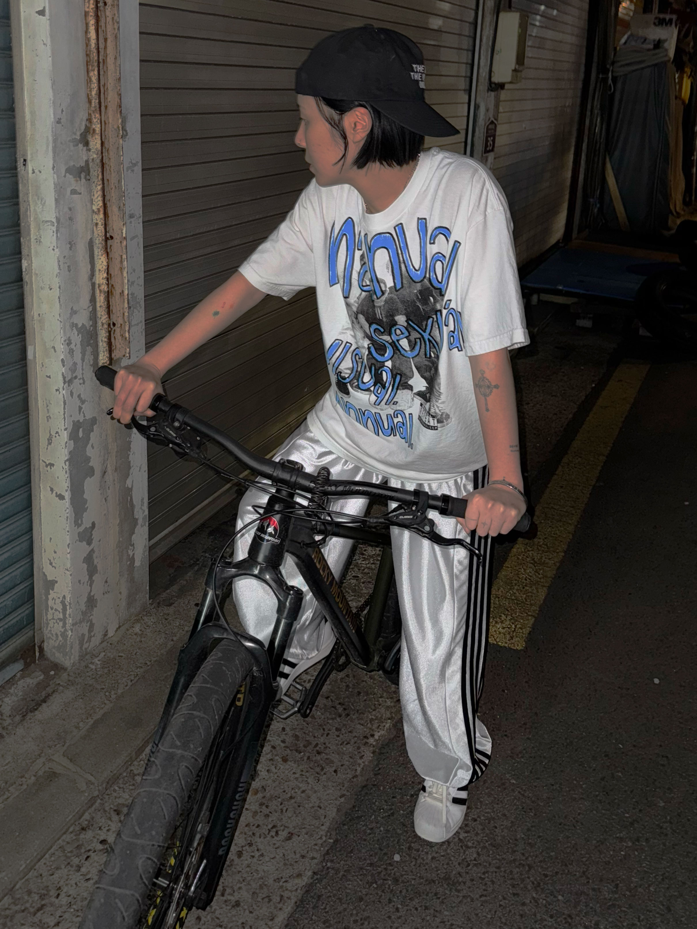 Kasual Manual Track Pants Sliver 착용 스타일