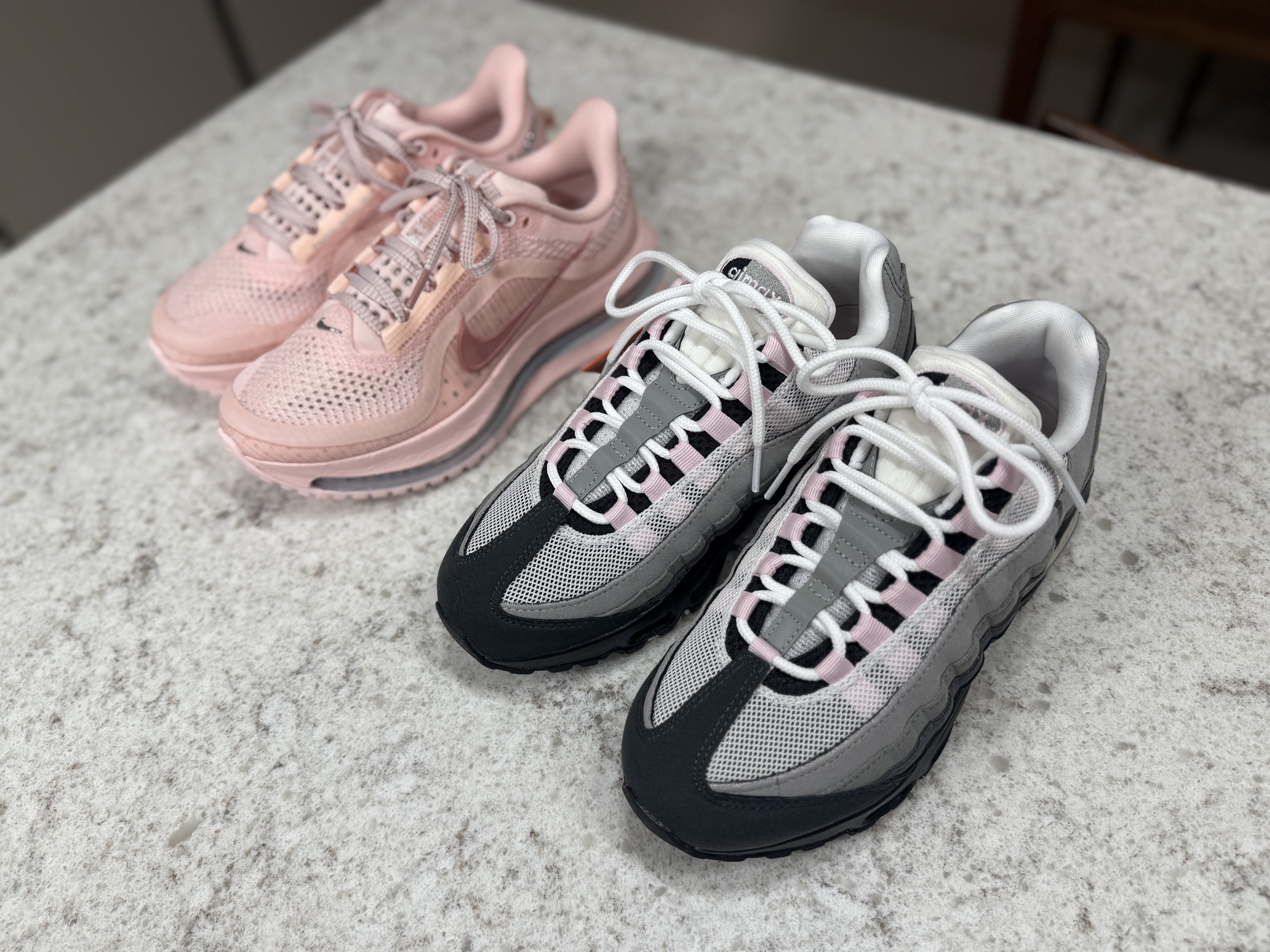 (W) Nike Air Max 95 Pink Foam, (W) Nike Pegasus Premium Atmosphere Metallic Silver 착용 스타일 - 2