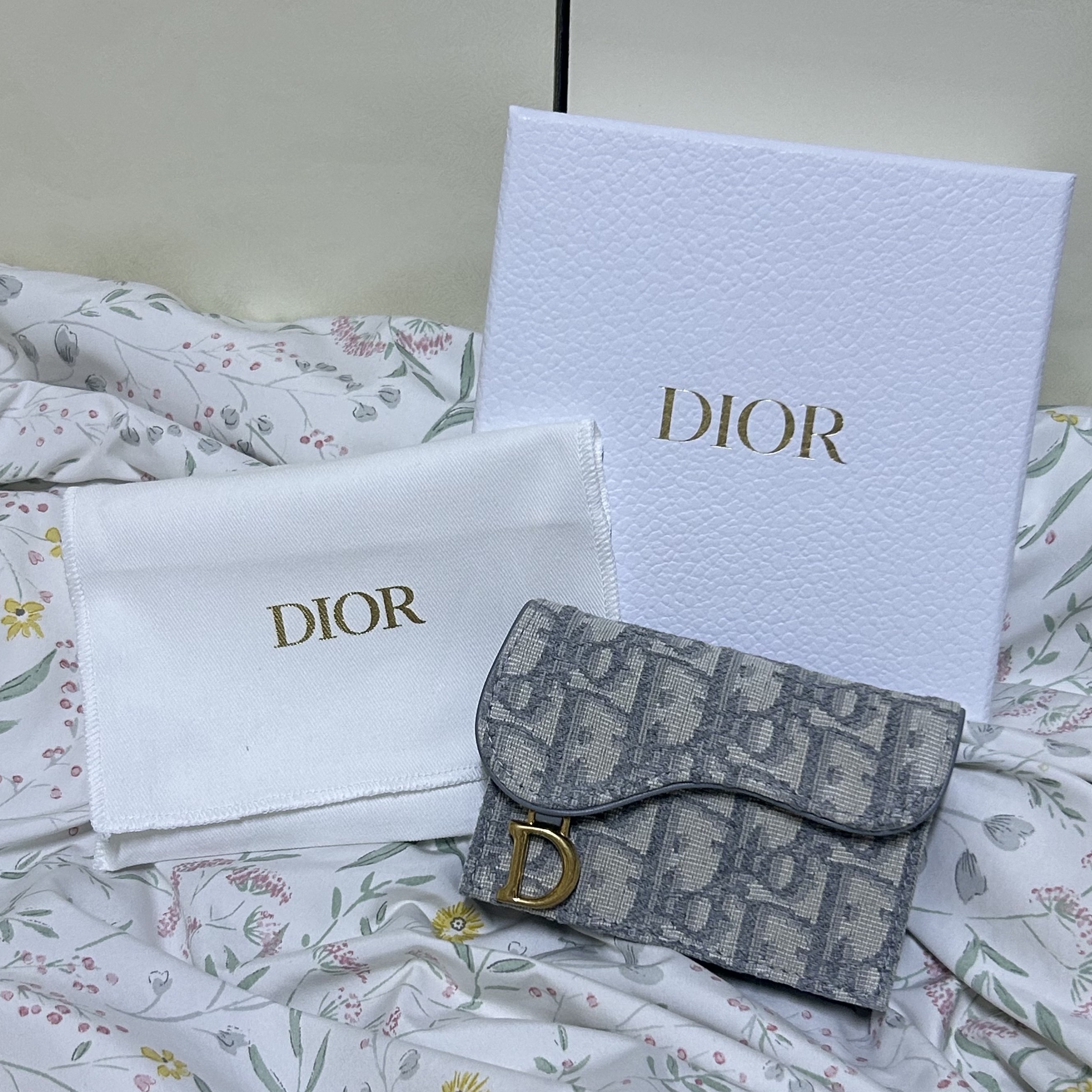 Dior Saddle Flap Card Holder Grey Dior Oblique Jacquard 착용 스타일