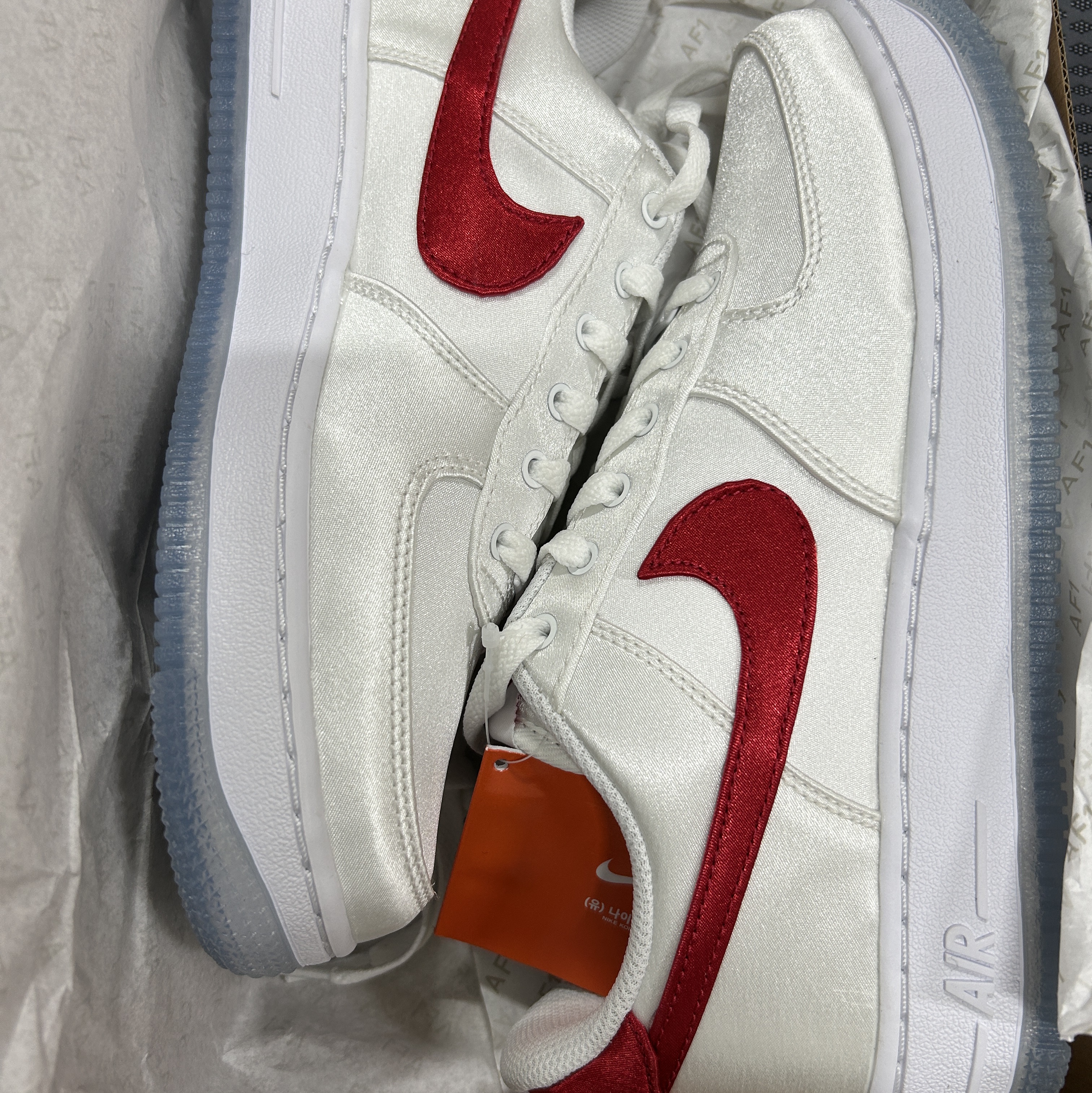 (W) Nike Air Force 1 '07 Essential White Varsity Red 착용 스타일