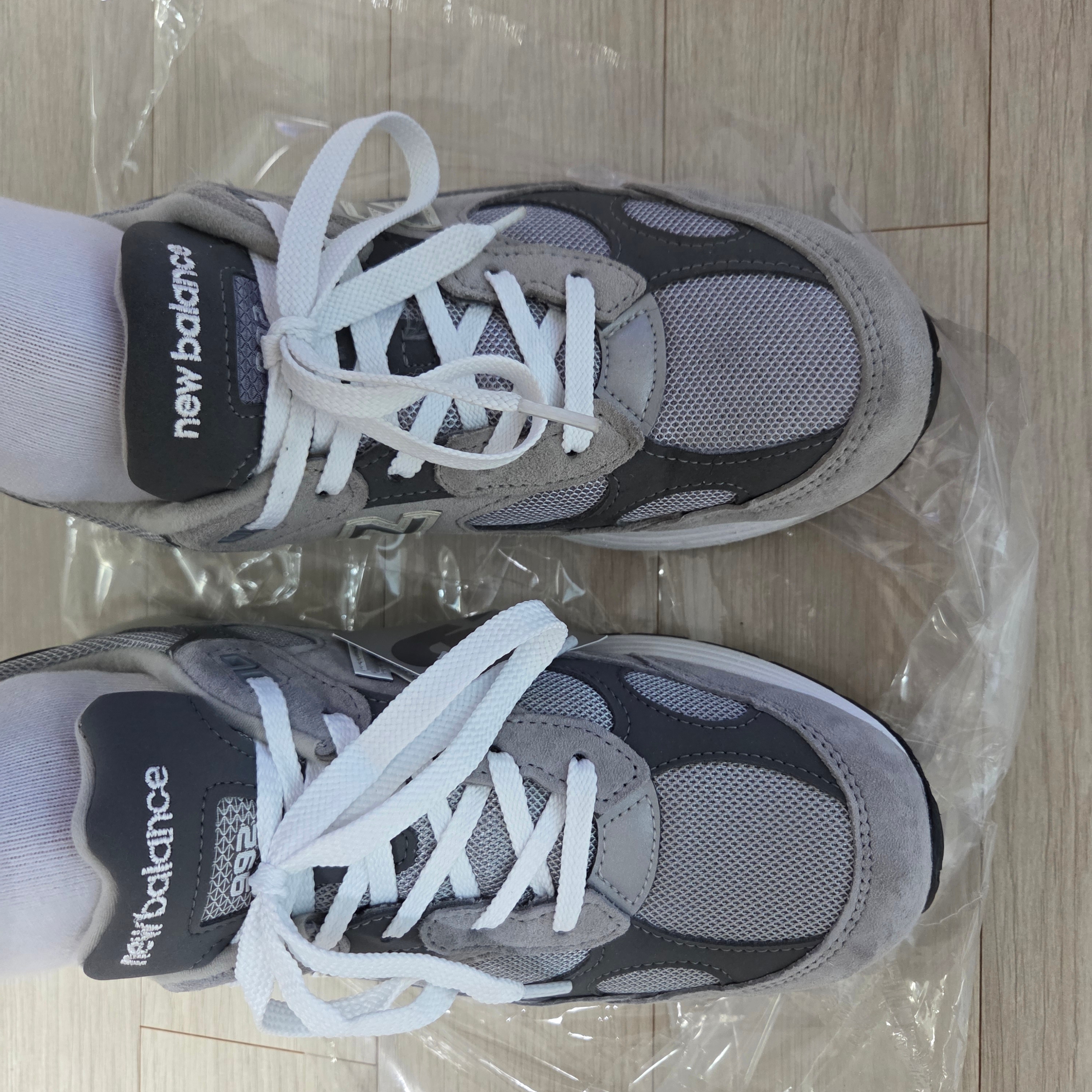 New Balance 992 Made in USA Core Grey Silver Metallic 착용 스타일 - 1