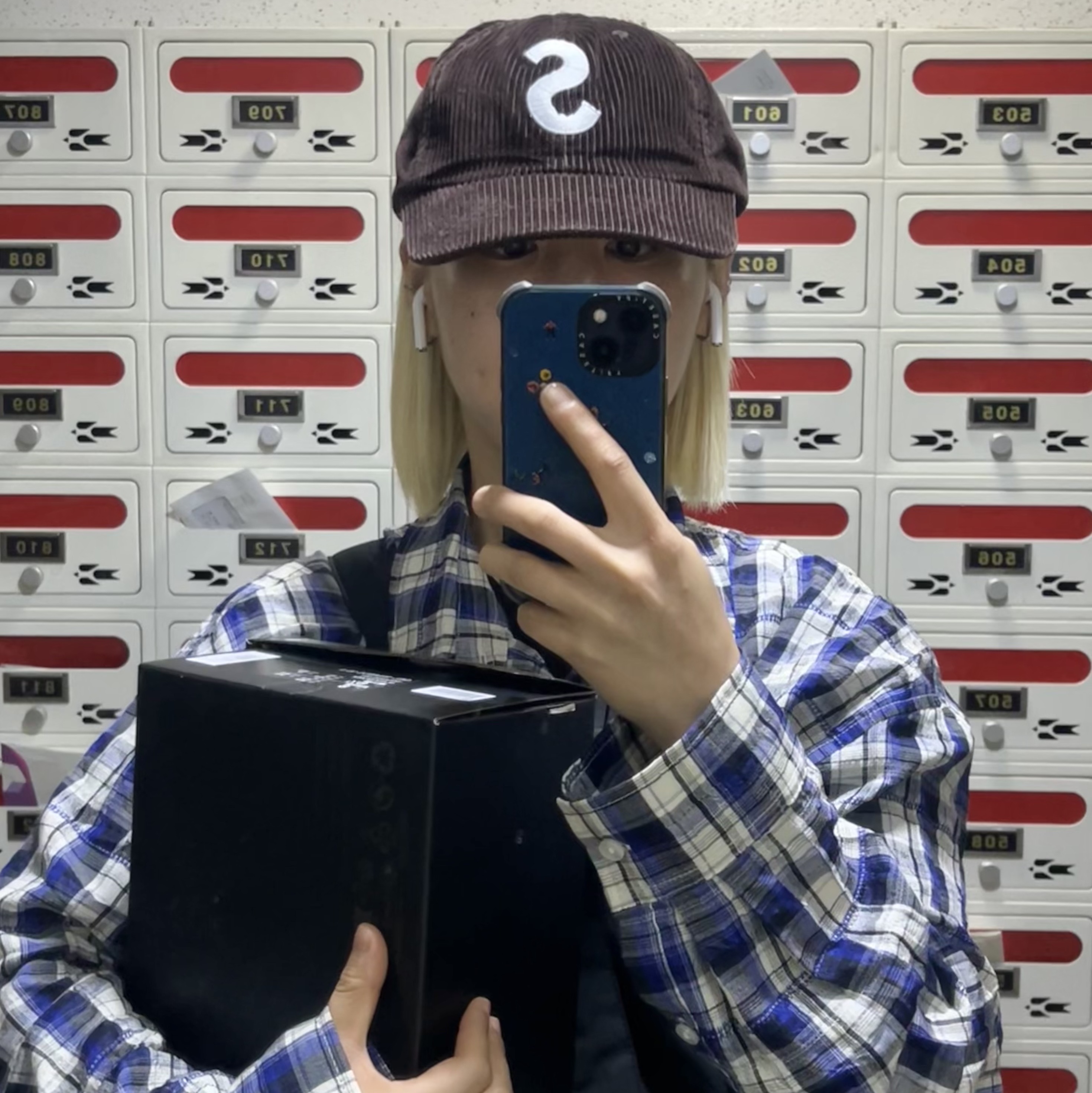 Supreme Corduroy S Logo 6-Panel Dark Brown - 24FW 착용 스타일